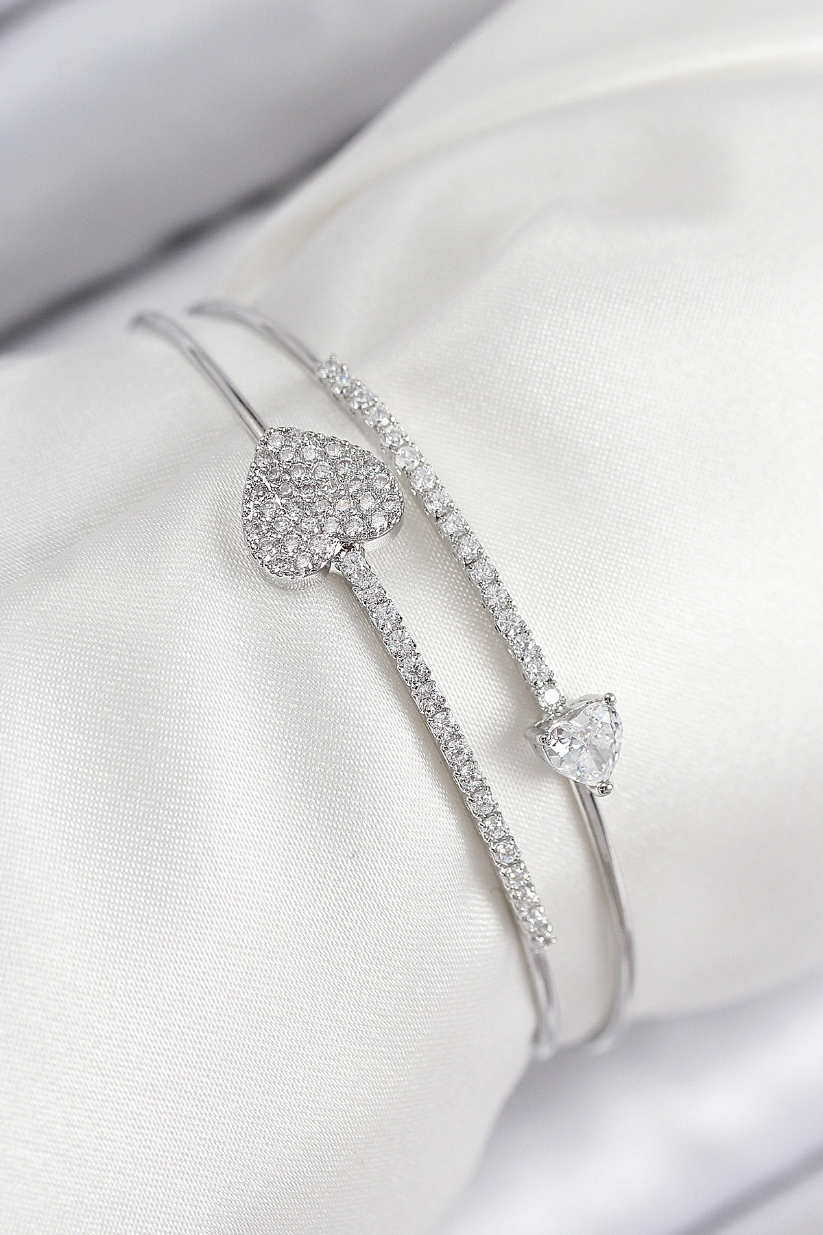 Pirinç Zirkon Taşlı Kalp Model Gümüş Renk Kadın Bileklik-0