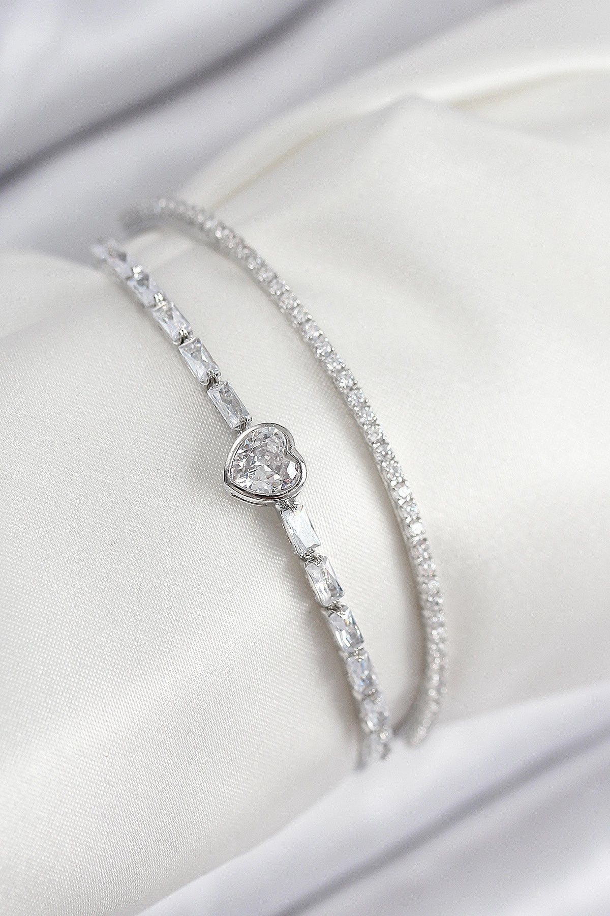 Pirinç Zirkon Taşlı Kalp Model Gümüş Renk Kadın Bileklik-0