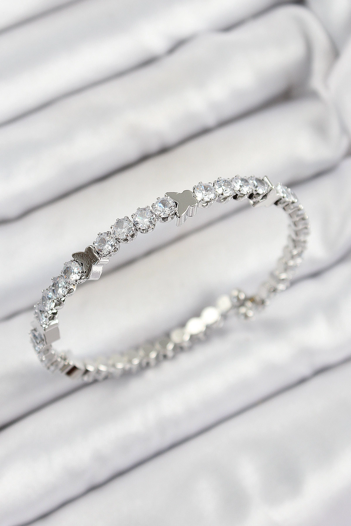 Pirinç Zirkon Taşlı Kalp Model Gümüş Renk Yaylı Kadın Bileklik-0