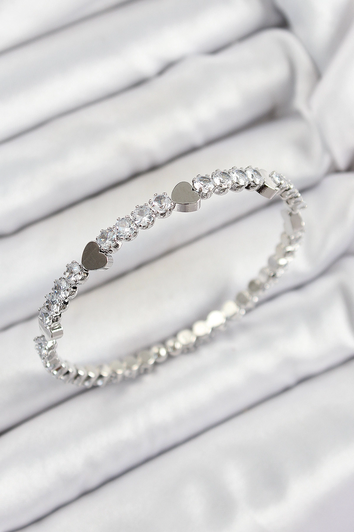 Pirinç Zirkon Taşlı Kalp Model Gümüş Renk Yaylı Kadın Bileklik-0