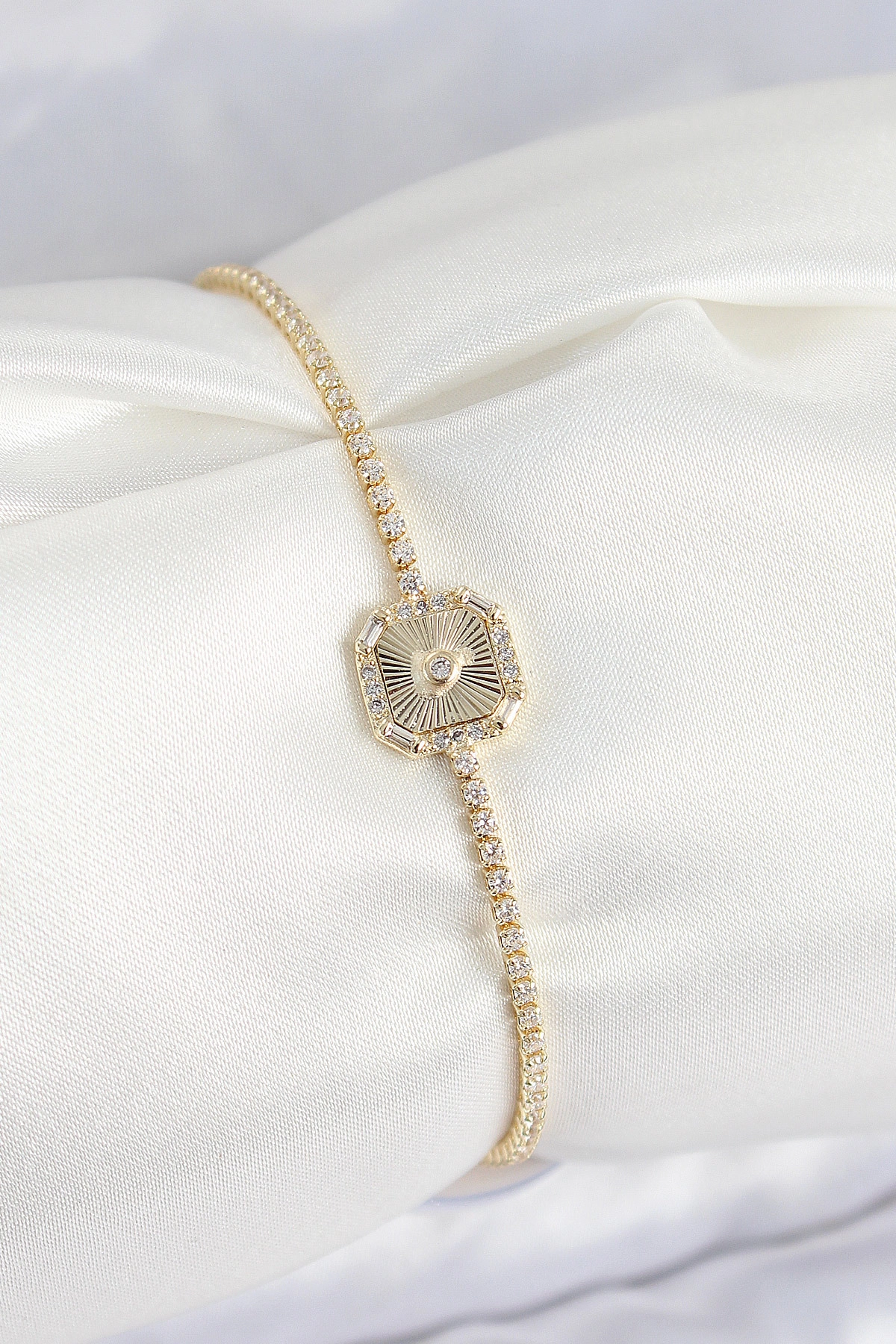 Pirinç Zirkon Taşlı Kare Model Gold Renk Kadın Bilekilk-0