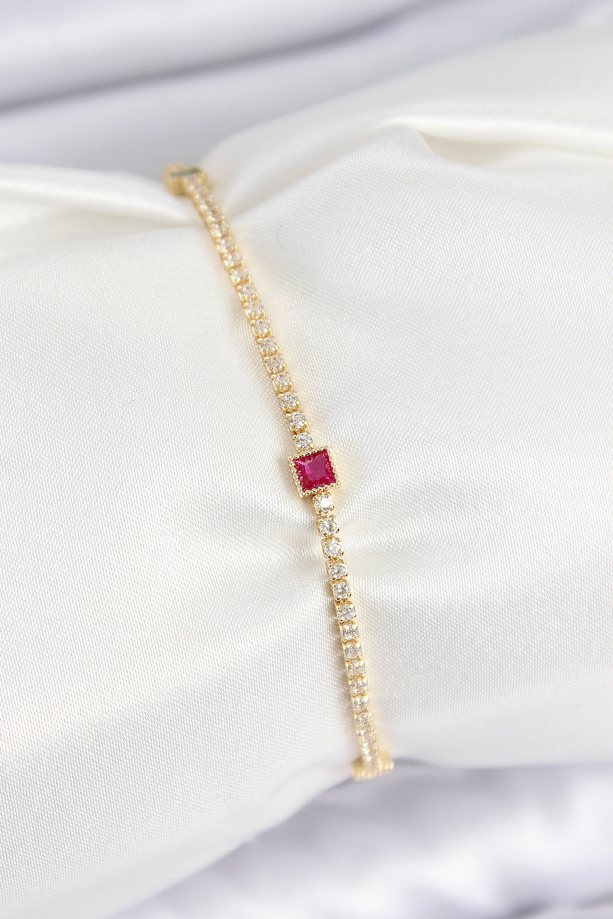 Pirinç Zirkon Taşlı Kare Model Gold Renk Kadın Bilekilk-0