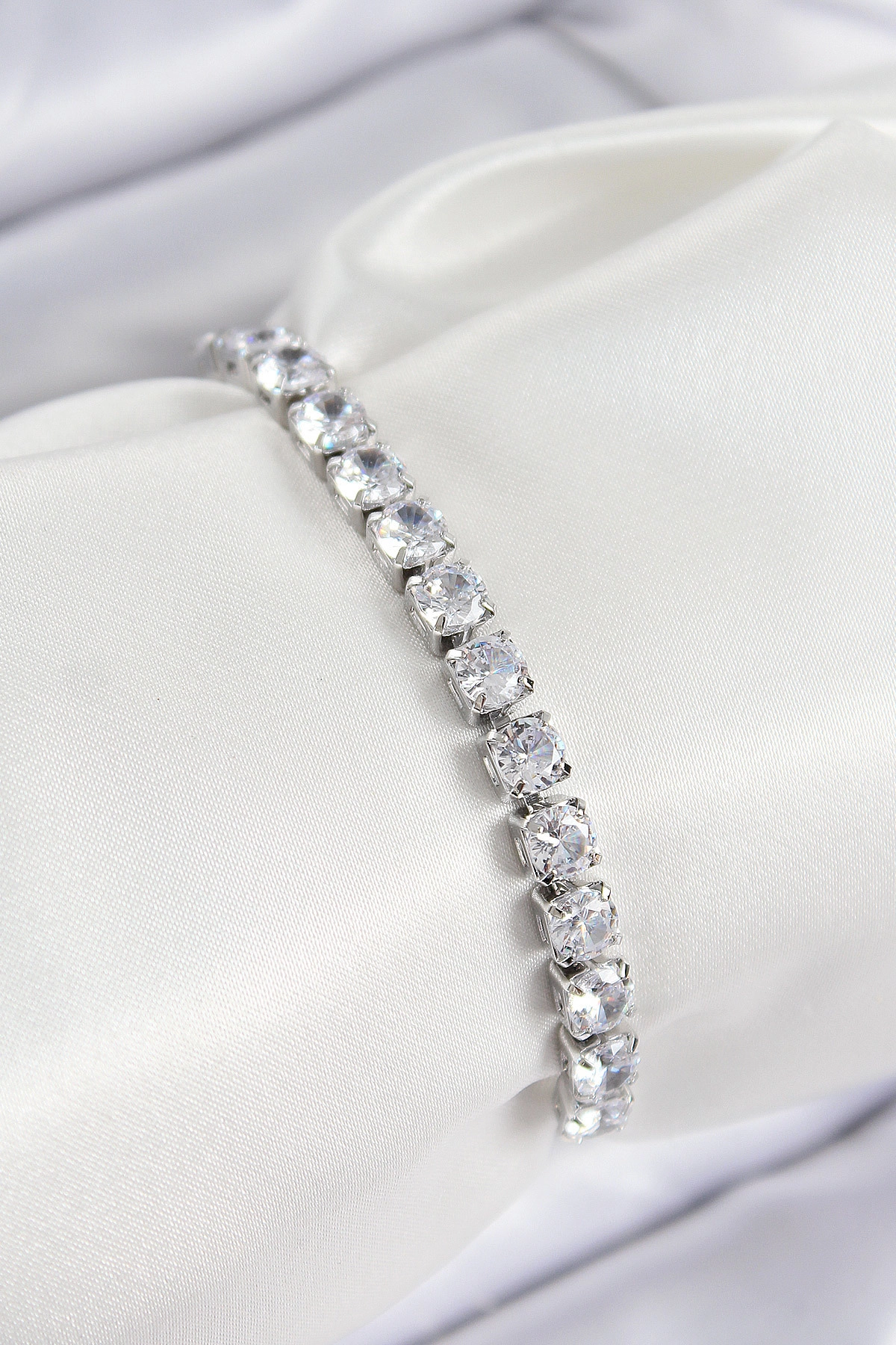 Pirinç Zirkon Taşlı Kare Model Gümüş Renk Asansörlü Kadın Bileklik-0