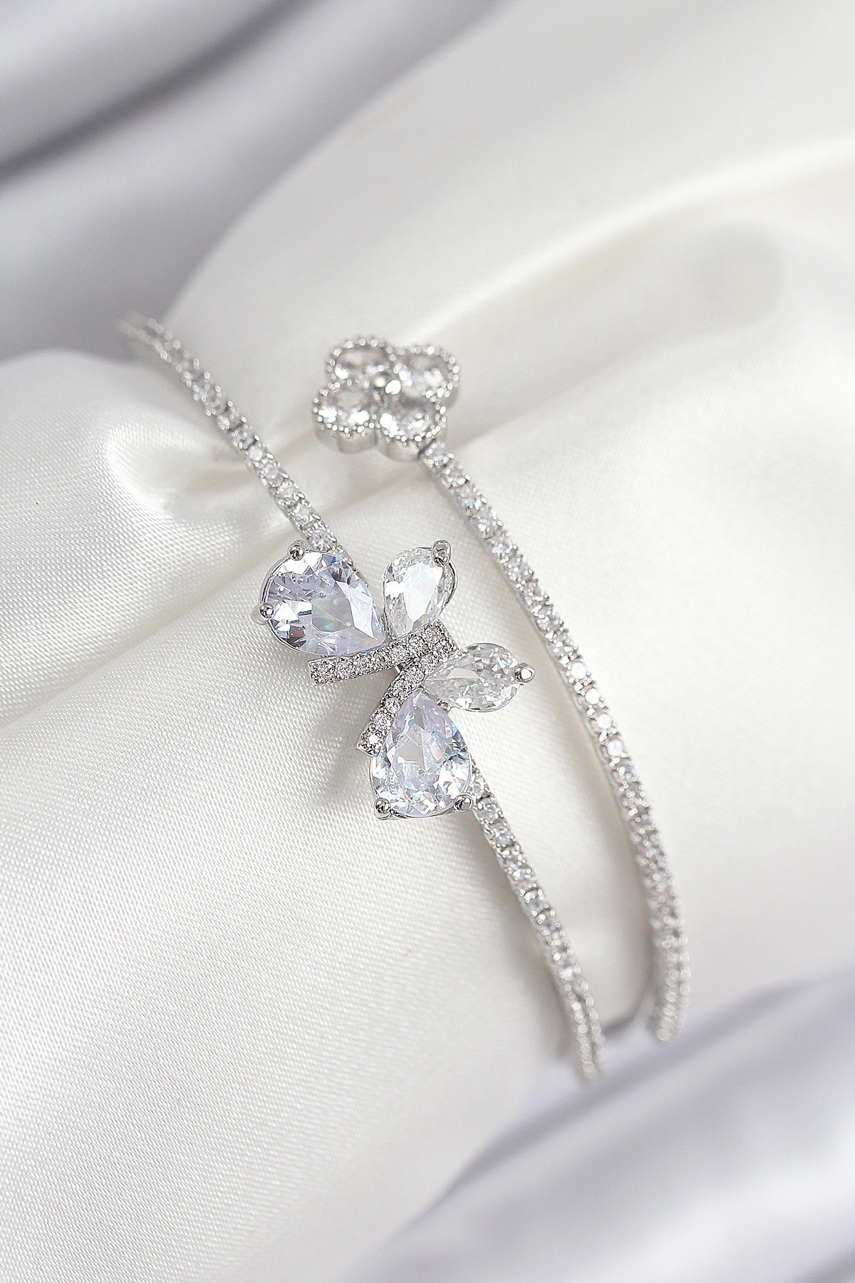 Pirinç Zirkon Taşlı Kelebek Ve Yonca Model Gümüş Renk Kadın Bileklik-0