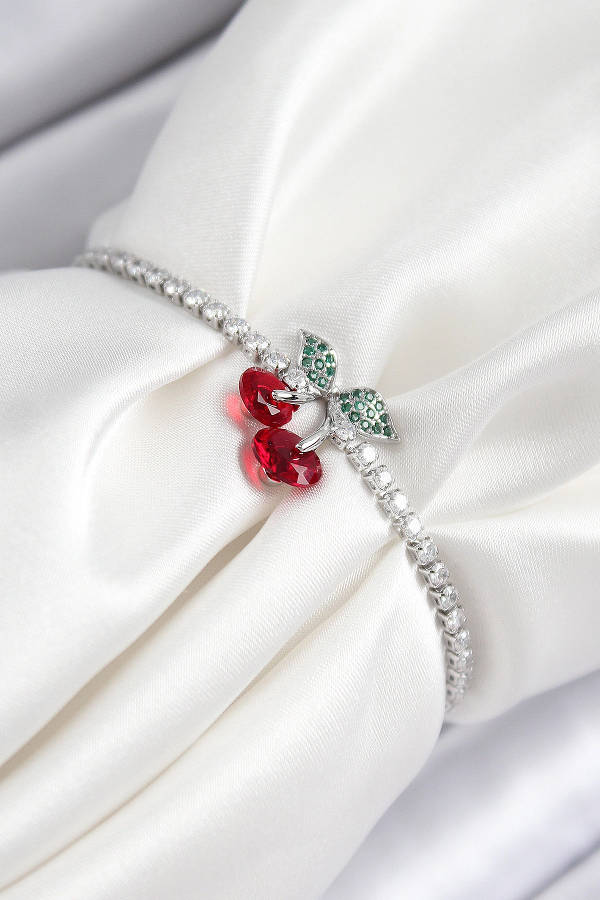 Pirinç Zirkon Taşlı Kiraz Model Gümüş Renk Asansörlü Kadın Bileklik-0