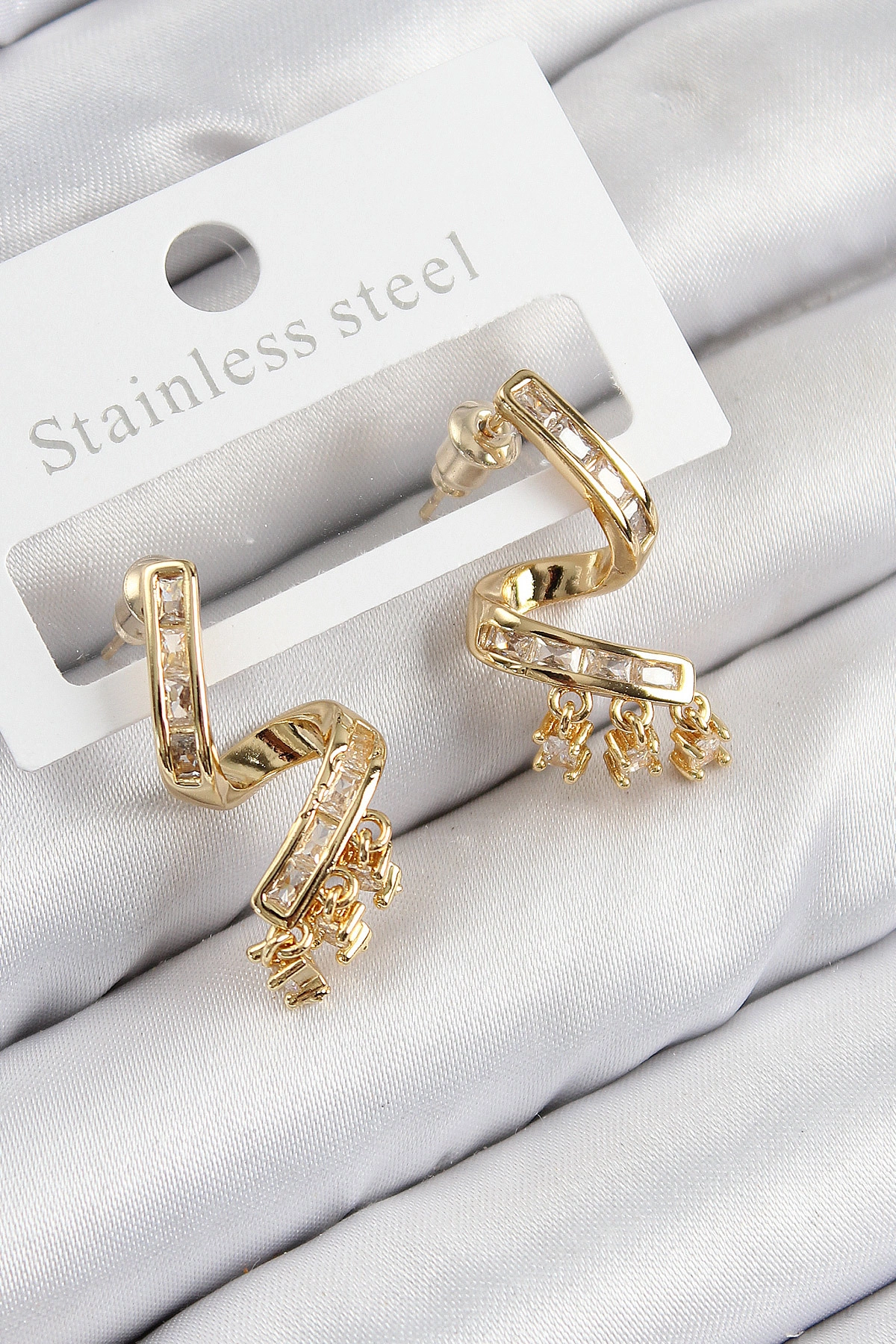 Pirinç Zirkon Taşlı Kıvrımlı Model Gold Renk Kadın Küpe-0