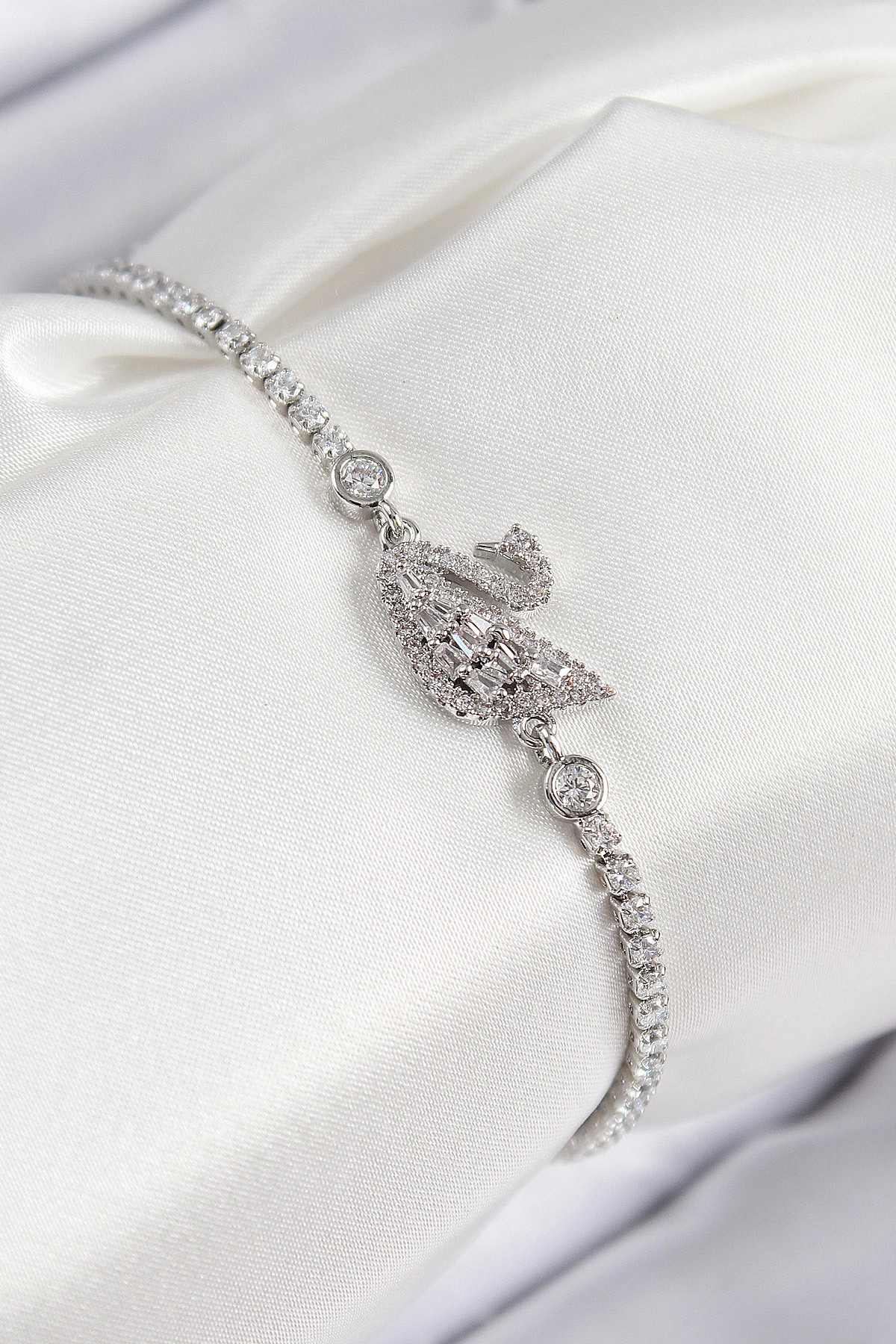 Pirinç Zirkon Taşlı Kuğu Model Gümüş Renk Kadın Bileklik-0