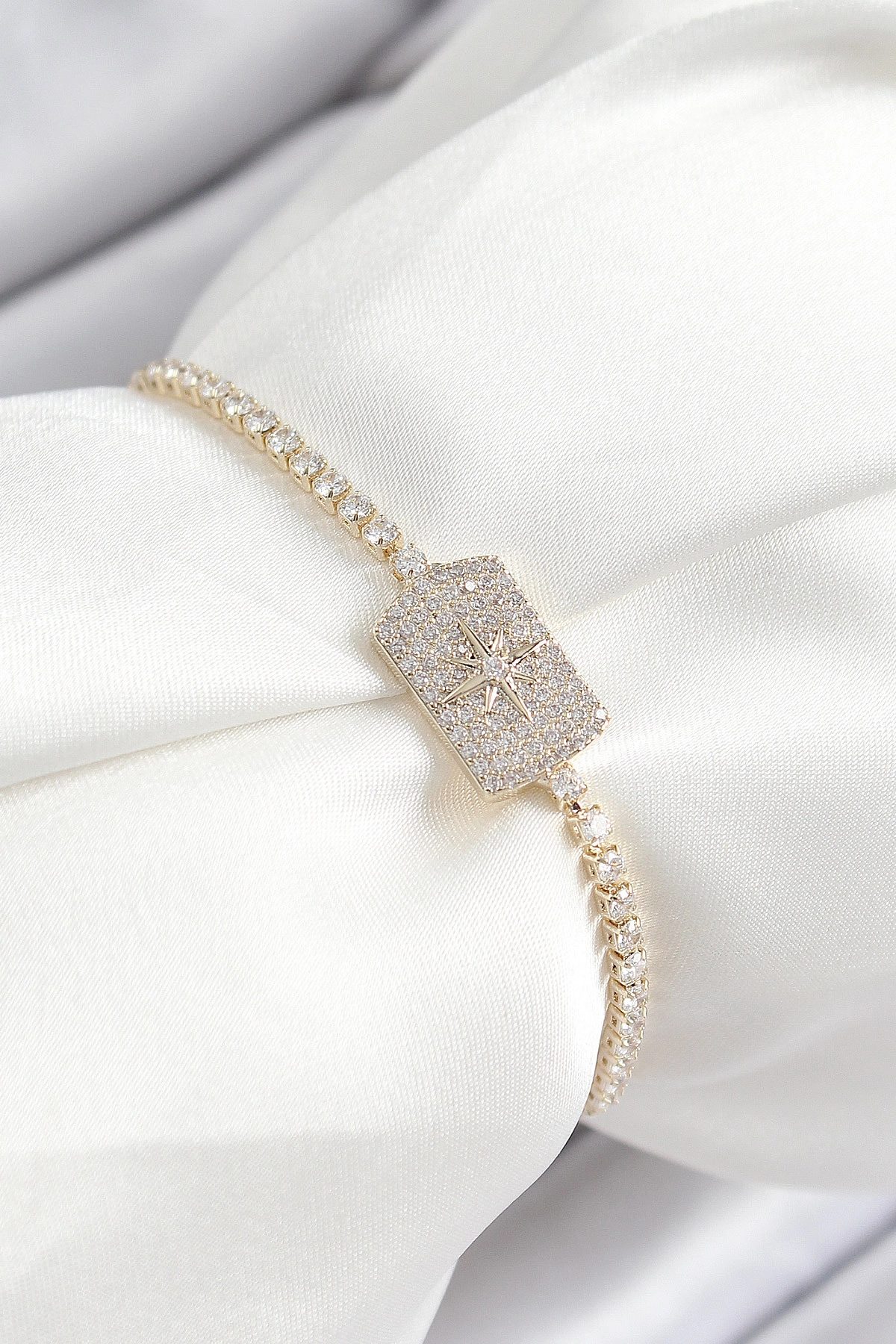 Pirinç Zirkon Taşlı Kutup Yıldızı Model Gold Renk Asansörlü Kadın Bileklik-0