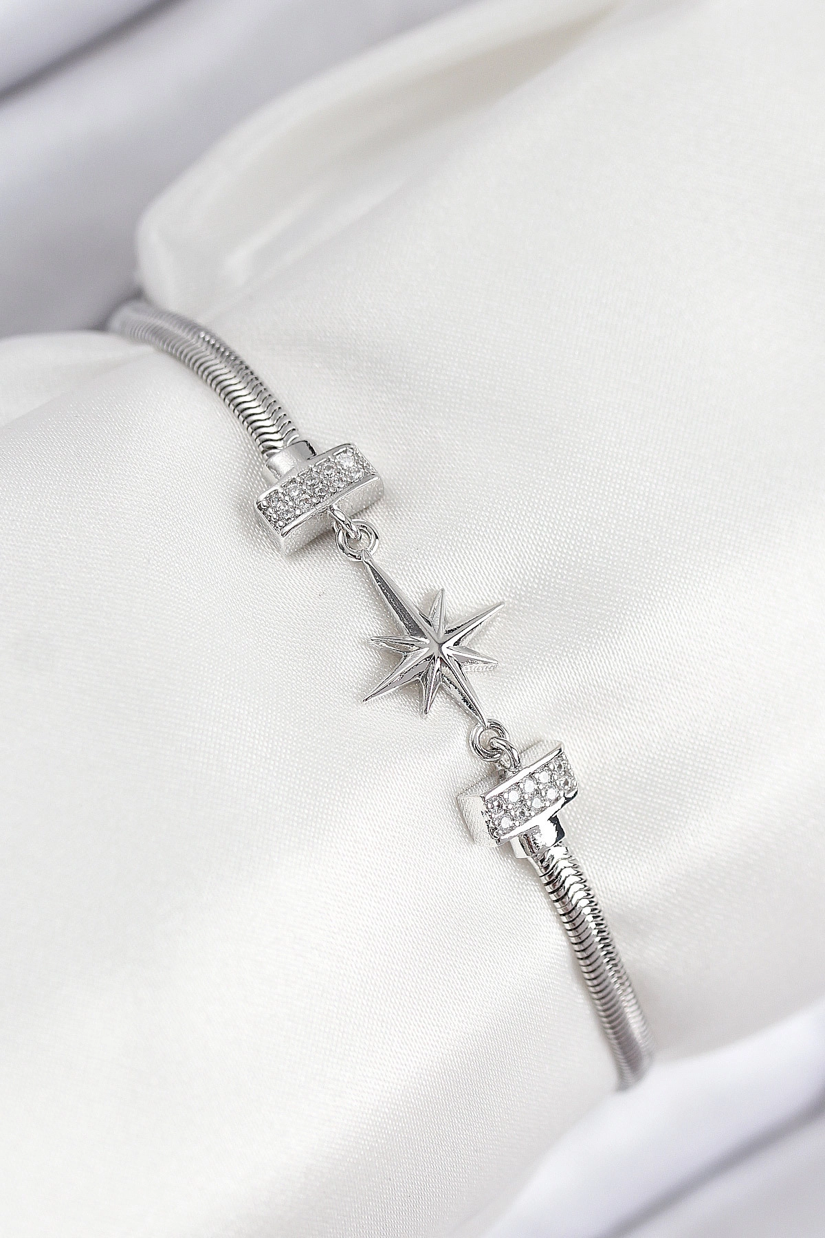 Pirinç Zirkon Taşlı Kutup Yıldızı Model Gümüş Renk Kadın Bileklik-0