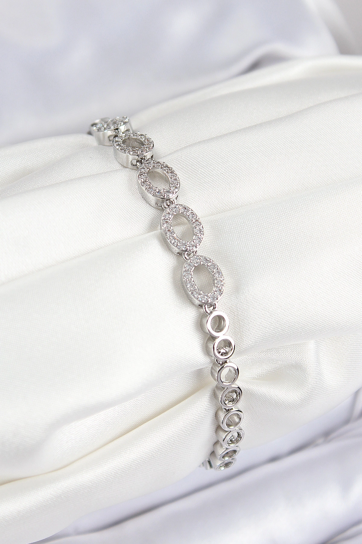 Pirinç Zirkon Taşlı Oval Model Gümüş Renk Kadın Bileklik-0