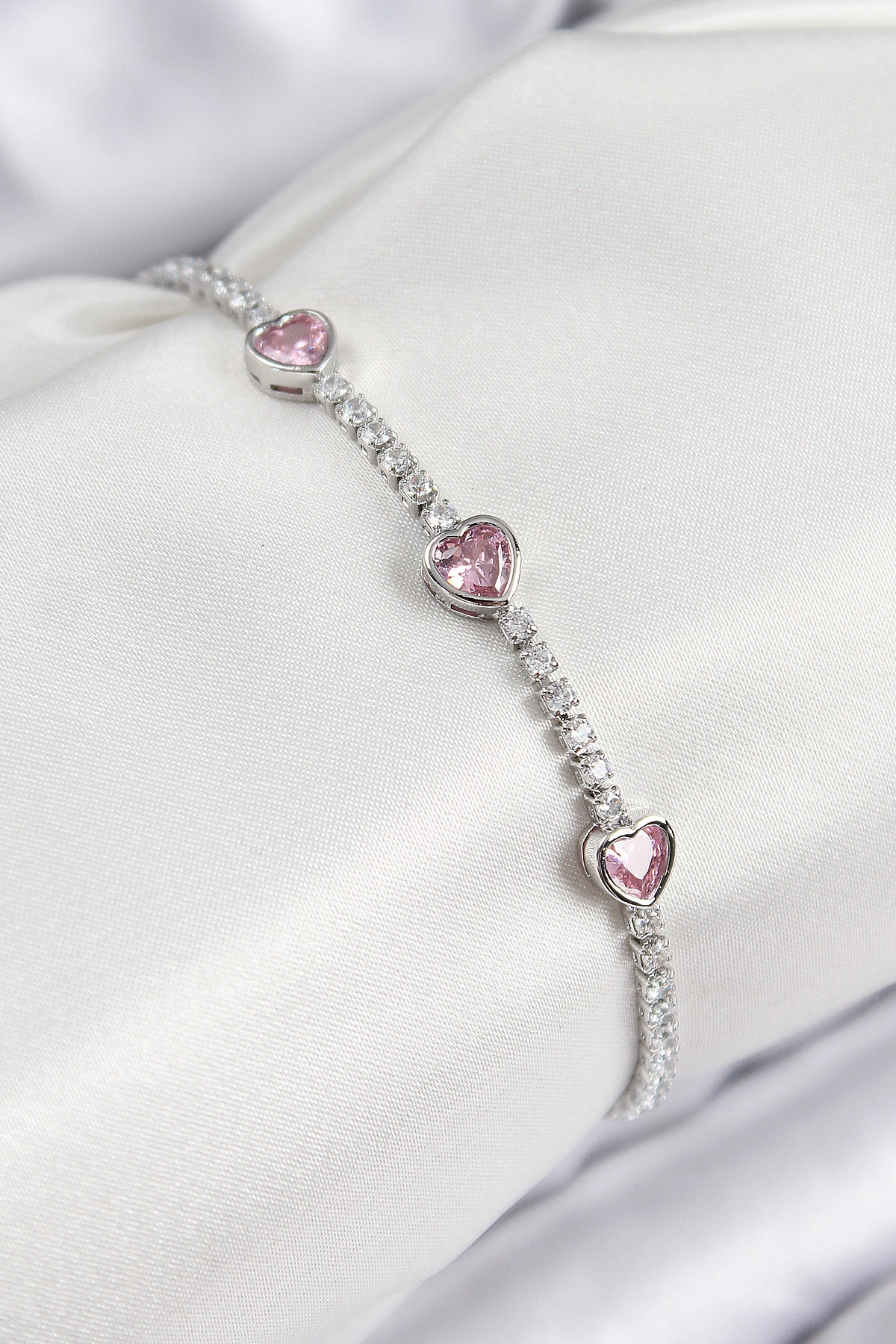 Pirinç Zirkon Taşlı Pembe Kalp Model Gümüş Renk Kadın Bileklik-0