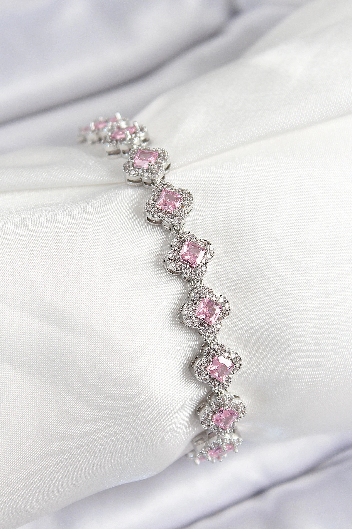 Pirinç Zirkon Taşlı Pembe Yonca Baget Model Gümüş Renk VIP Seri Kadın Bileklik-0