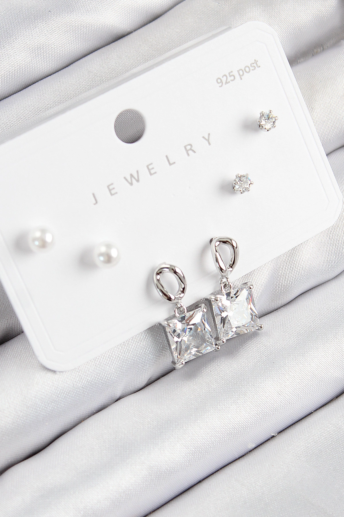 Pirinç Zirkon Taşlı Sallantılı Kare Model Gümüş Renk 925 Ayar Gümüş Çivi Kadın Küpe Set-0