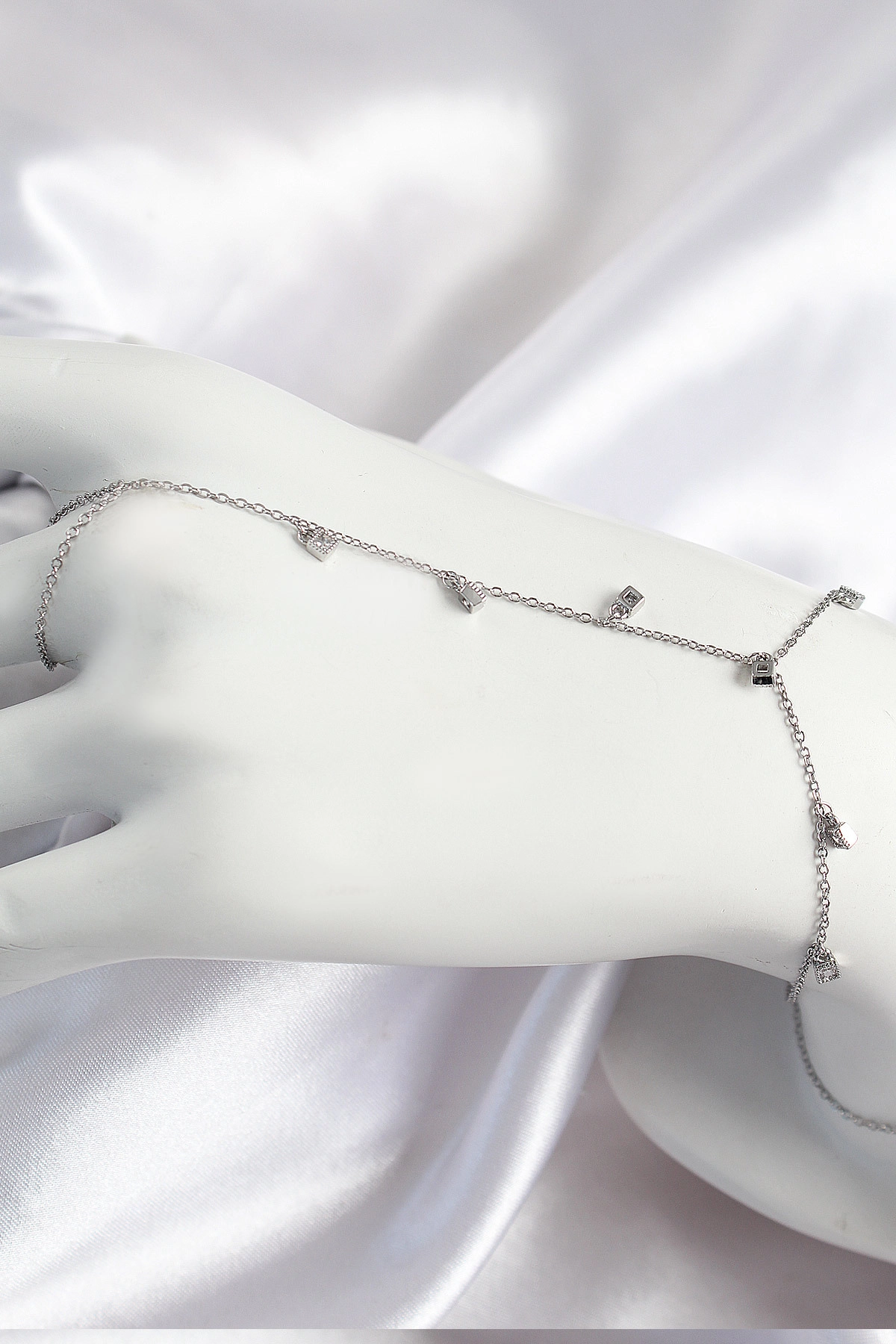 Pirinç Zirkon Taşlı Sallantılı Model Gümüş Renk Kadın Şahmeran-0