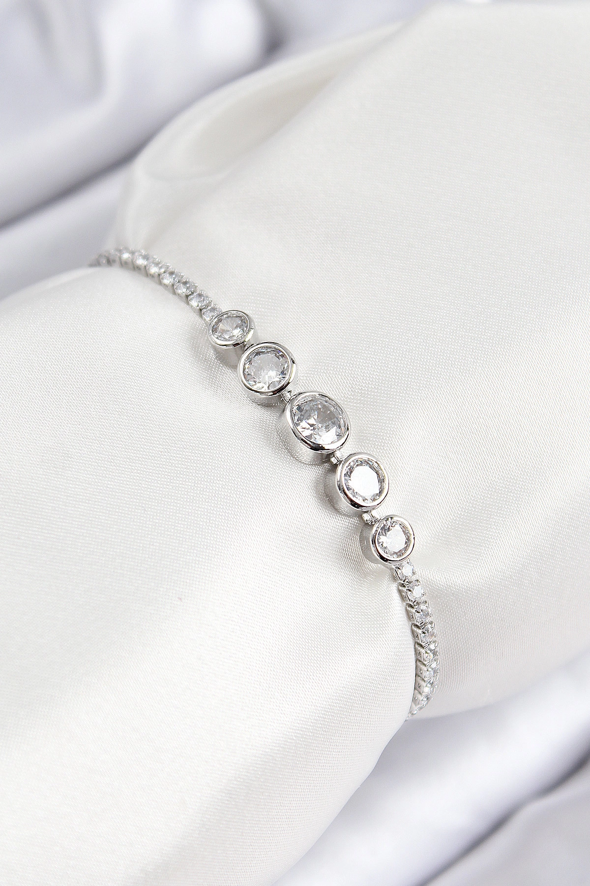 Pirinç Zirkon Taşlı Sıralı Daire Model Gümüş Renk Asansörlü Kadın Bileklik-0