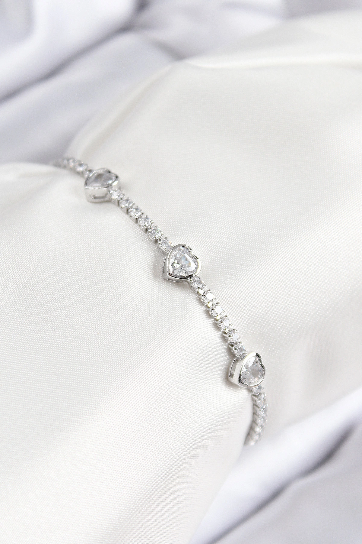 Pirinç Zirkon Taşlı Sıralı Kalp Model Gümüş Renk Asansörlü Kadın Bileklik-0