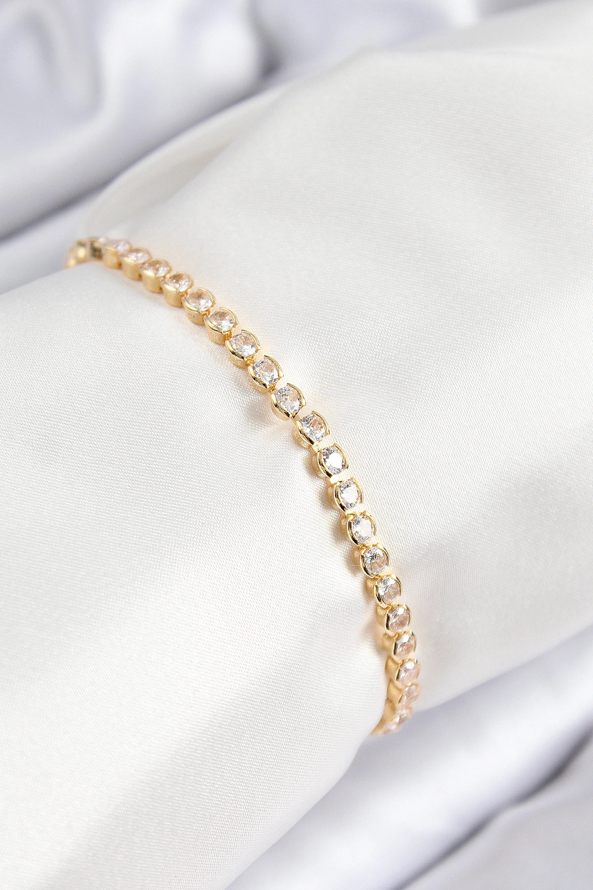 Pirinç Zirkon Taşlı Sıralı Model Gold Renk Asansörlü Kadın Bileklik-0