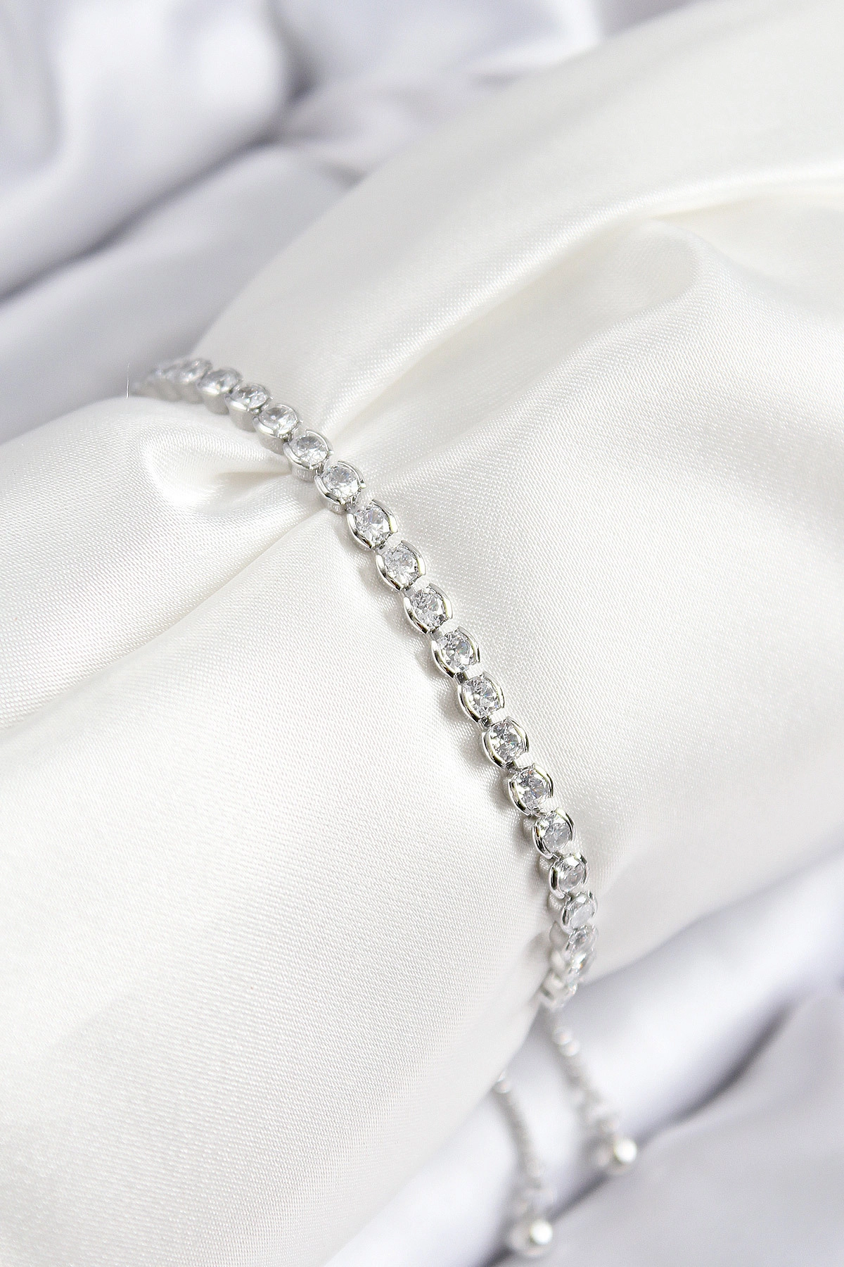 Pirinç Zirkon Taşlı Sıralı Model Gümüş Renk Asansörlü Kadın Bileklik-0