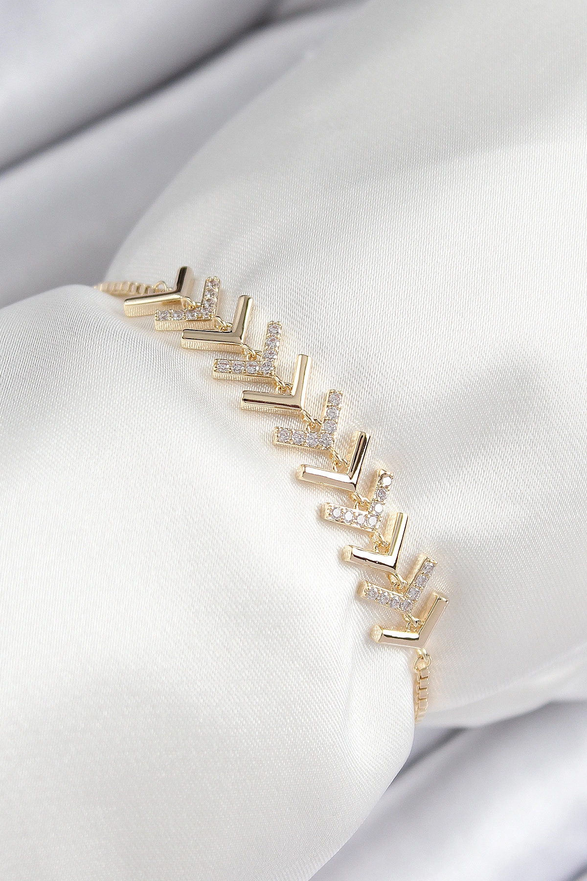 Pirinç Zirkon Taşlı Sıralı Ok Model Gold Renk Asansörlü Kadın Bileklik-0