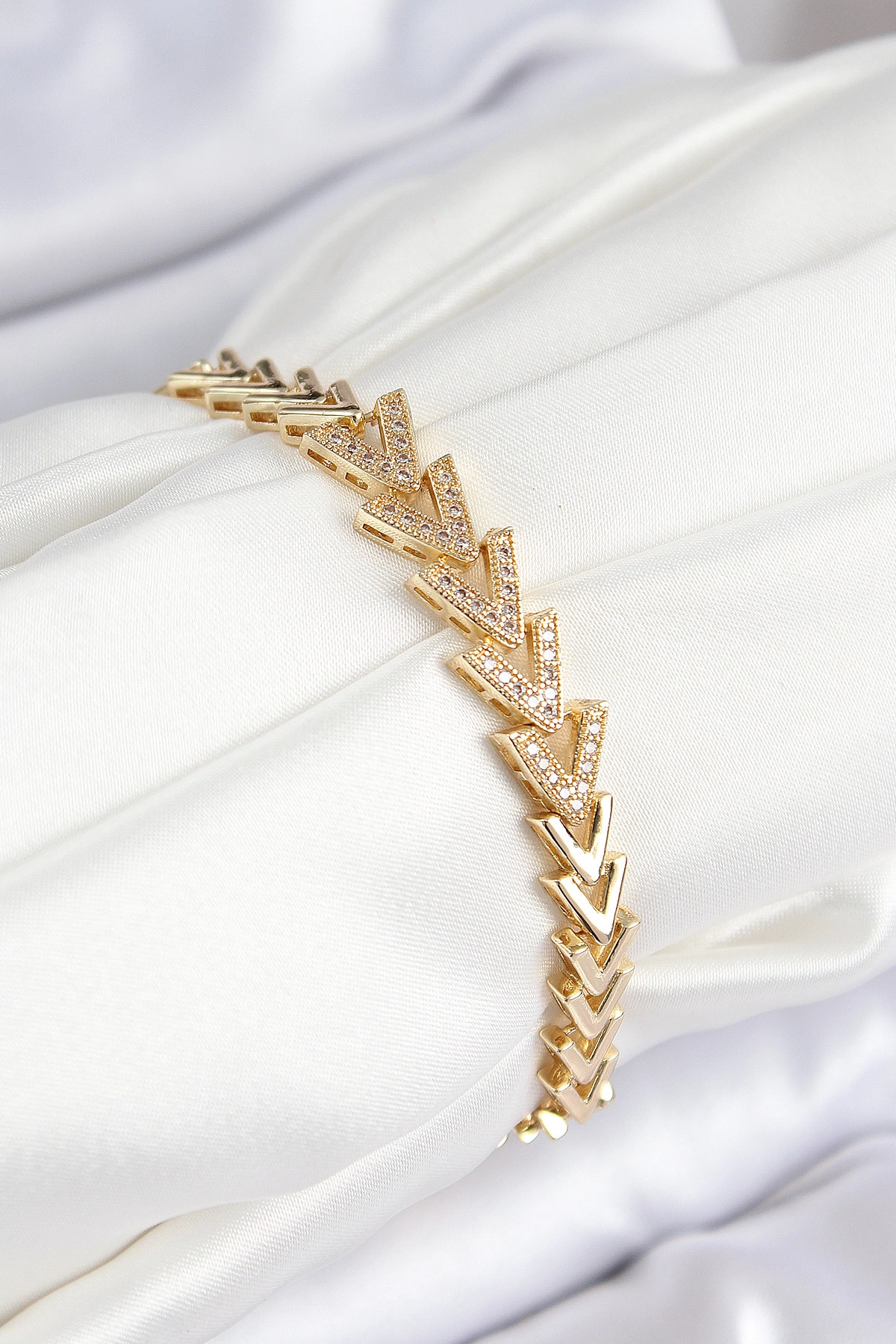 Pirinç Zirkon Taşlı Sıralı Ok Model Gold Renk Kadın Bileklik-0