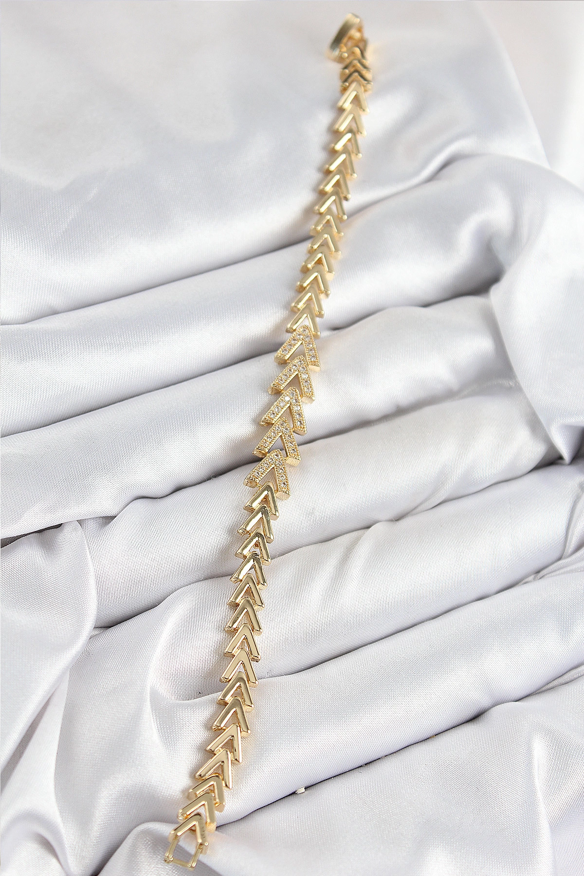 Pirinç Zirkon Taşlı Sıralı Ok Model Gold Renk Kadın Bileklik-1