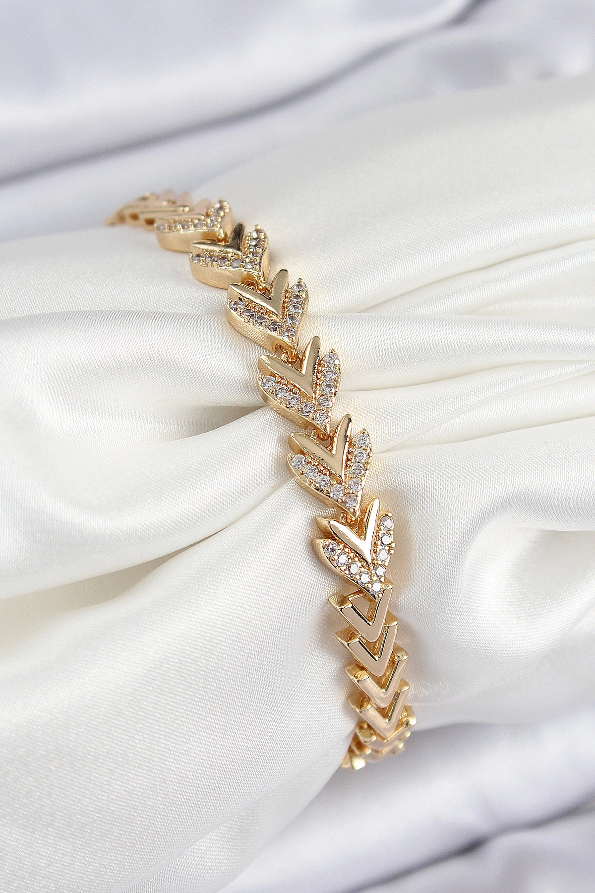 Pirinç Zirkon Taşlı Sıralı Ok Model Gold Renk Kadın Bileklik-0