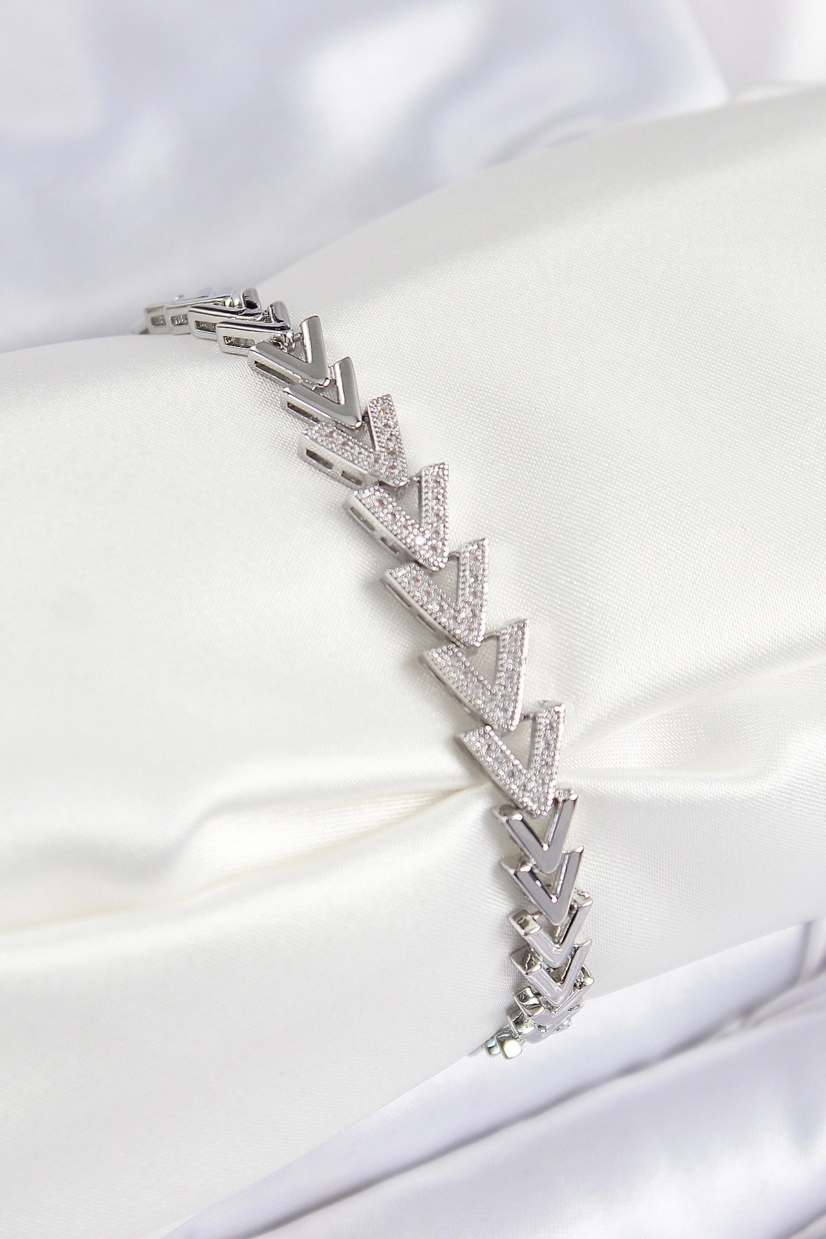 Pirinç Zirkon Taşlı Sıralı Ok Model Gümüş Renk Kadın Bileklik-0