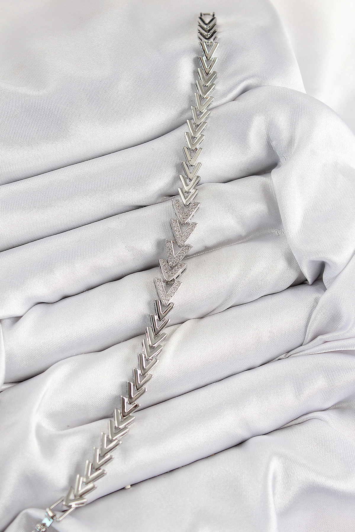 Pirinç Zirkon Taşlı Sıralı Ok Model Gümüş Renk Kadın Bileklik-1