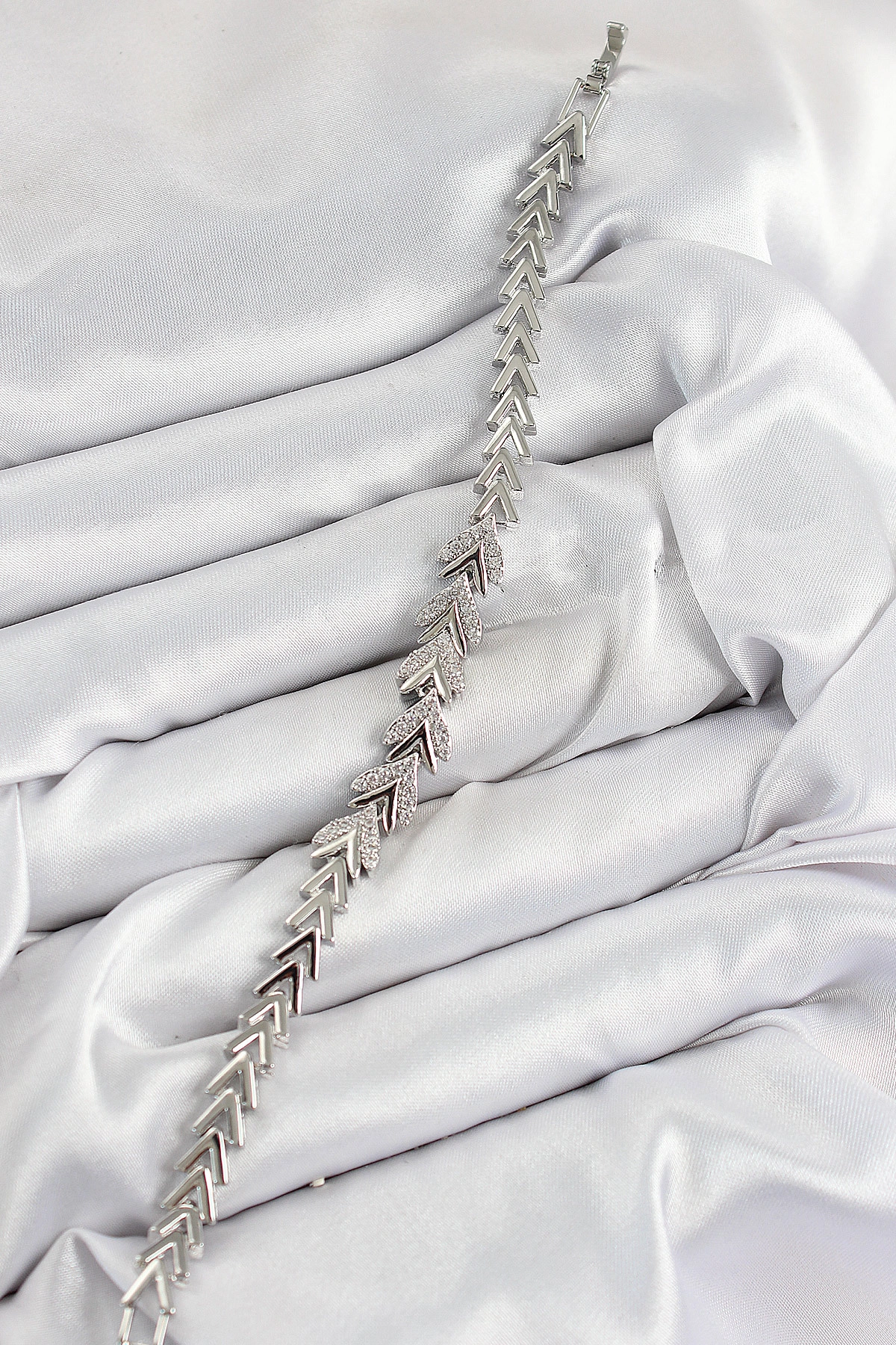 Pirinç Zirkon Taşlı Sıralı Ok Model Gümüş Renk Kadın Bileklik-1