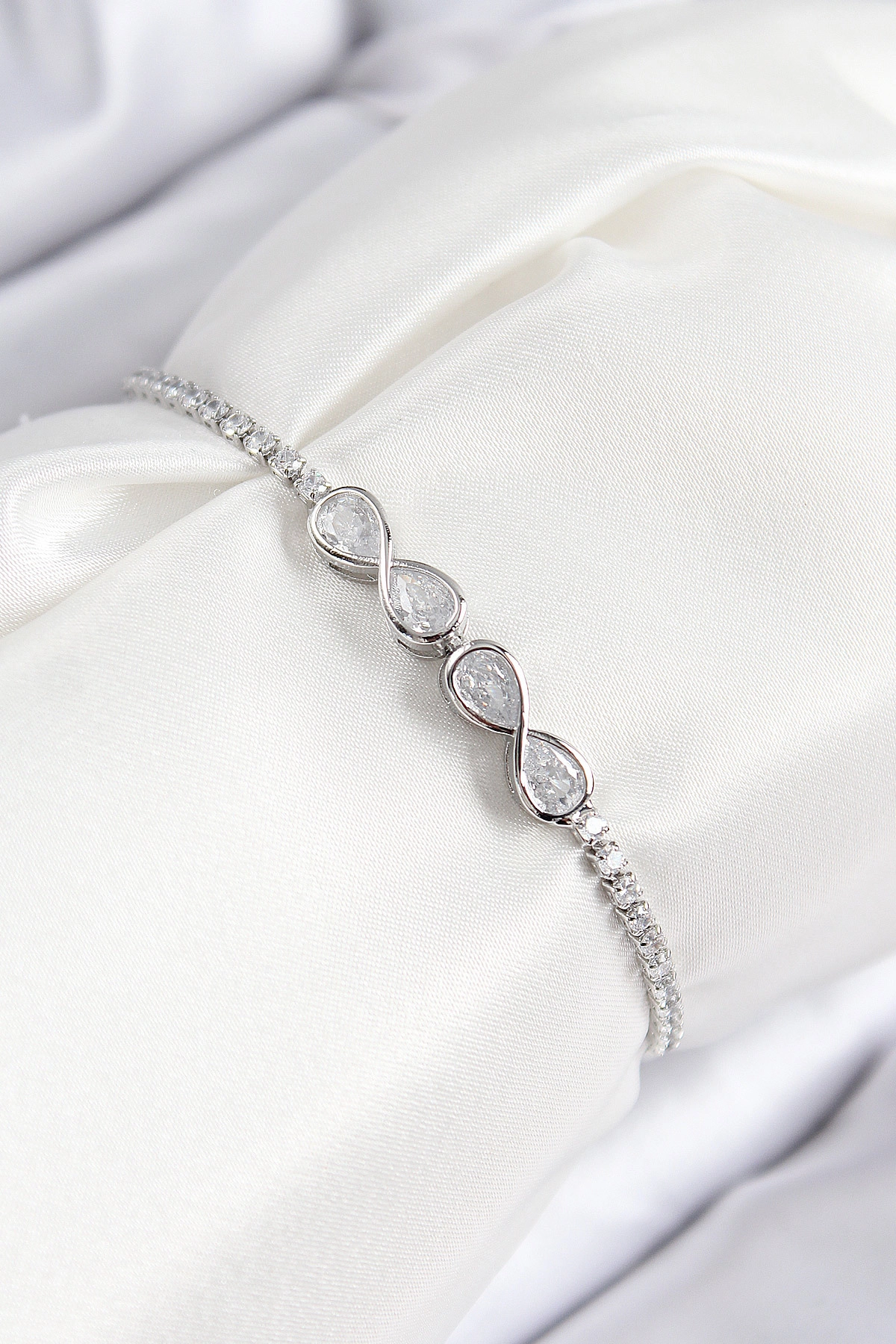 Pirinç Zirkon Taşlı Sonsuzluk Model Gümüş Renk Asansörlü Kadın Bileklik-0