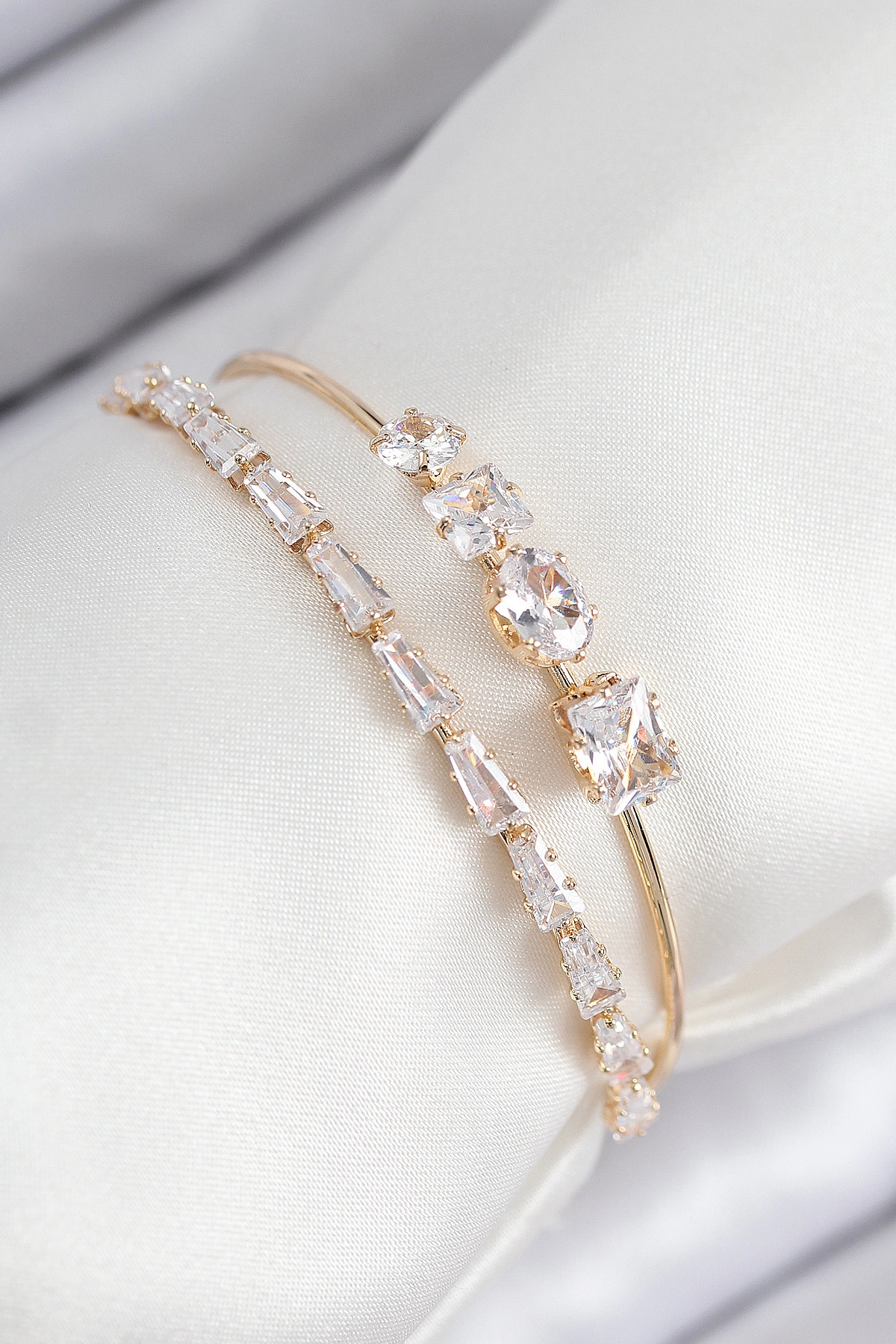 Pirinç Zirkon Taşlı Su Yolu Model Gold Renk Kadın Bileklik-0