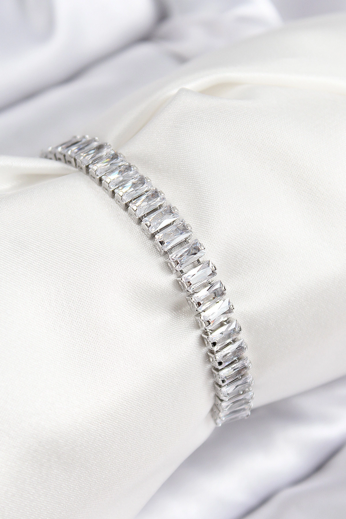 Pirinç Zirkon Taşlı Su Yolu Model Gümüş Renk Asansörlü Kadın Bileklik-0