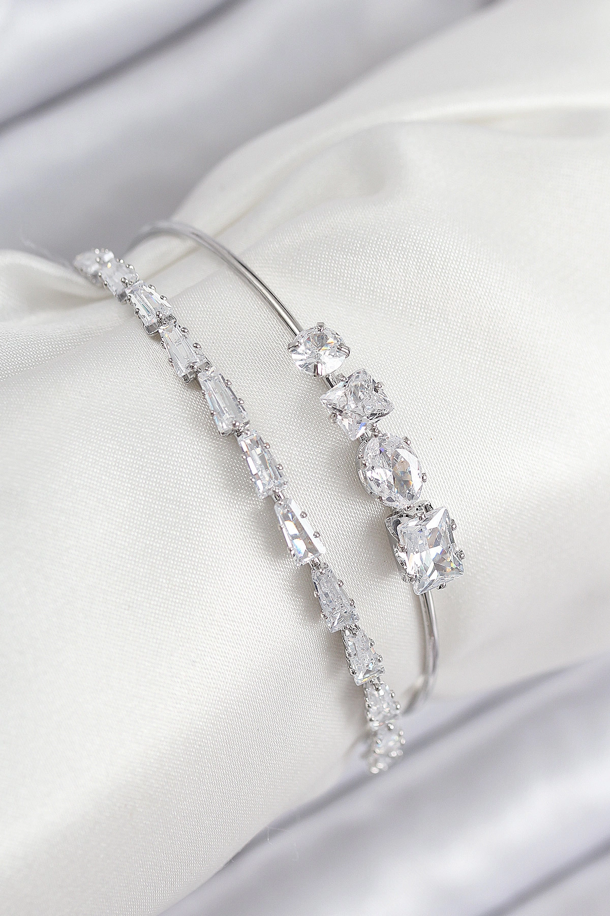 Pirinç Zirkon Taşlı Su Yolu Model Gümüş Renk Kadın Bileklik-0