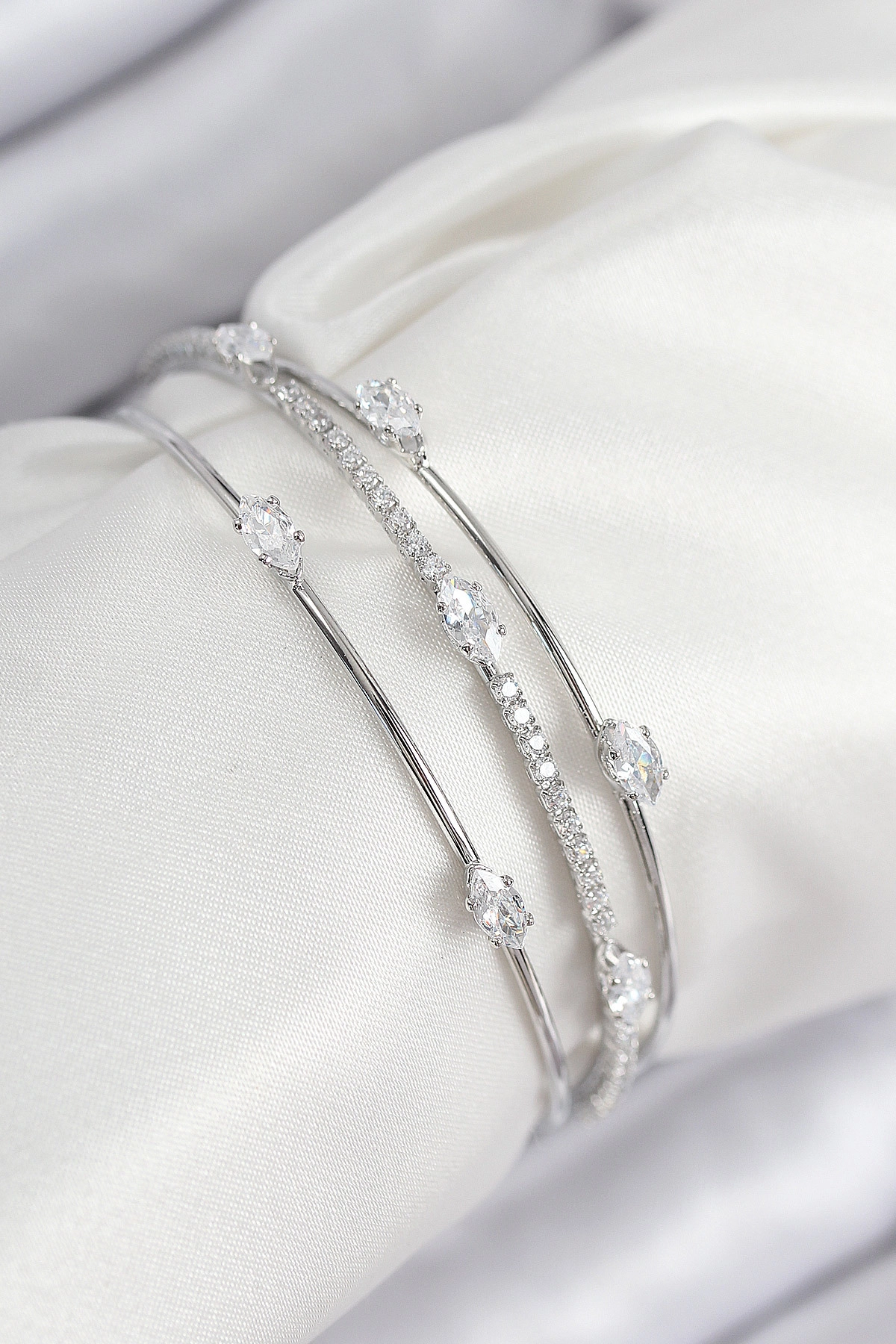 Pirinç Zirkon Taşlı Su Yolu Model Gümüş Renk Kadın Bileklik-0