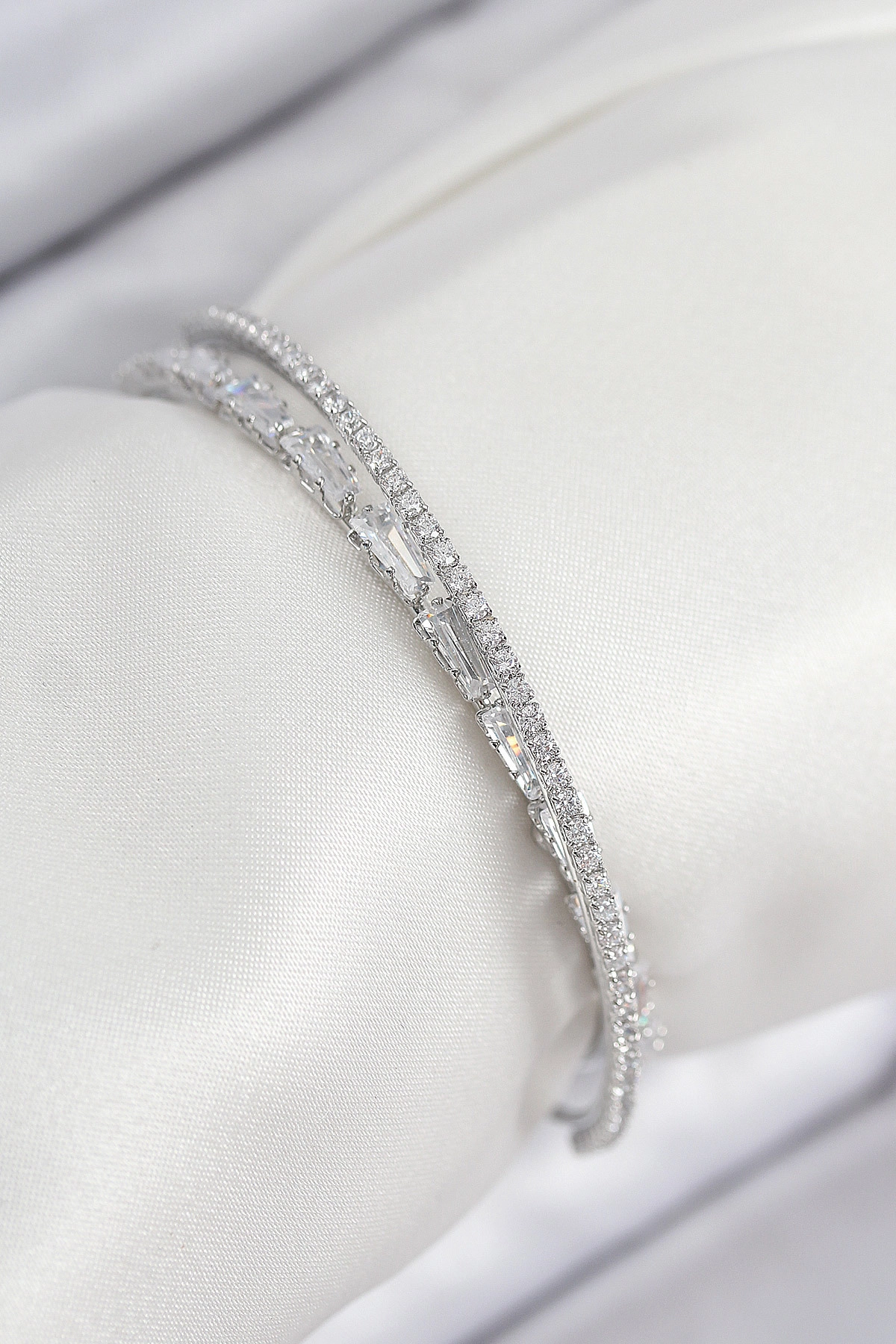 Pirinç Zirkon Taşlı Su Yolu Model Gümüş Renk Kadın Bileklik-0