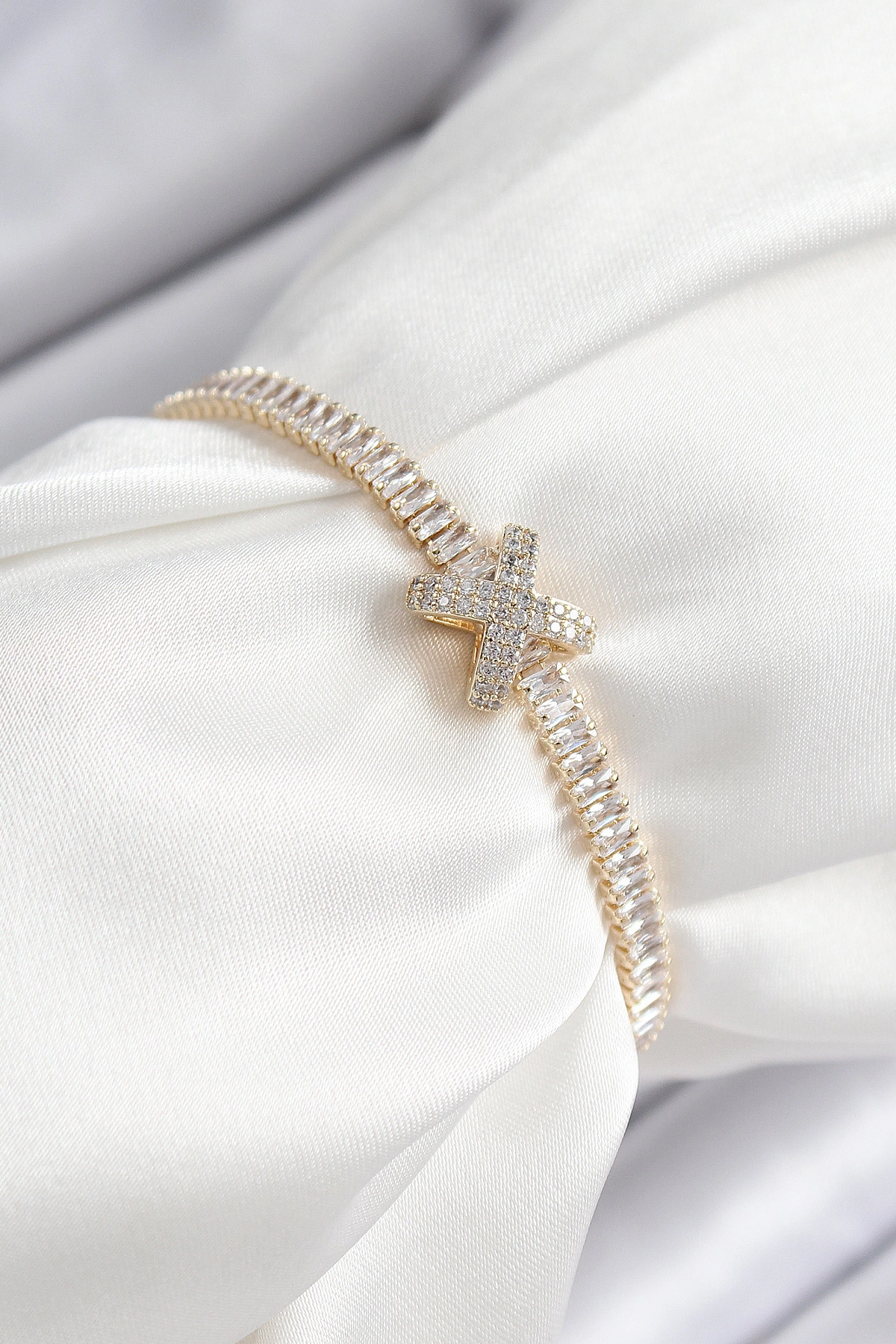 Pirinç Zirkon Taşlı X Detaylı Su Yolu Model Gold Renk Asansörlü Kadın Bileklik-0