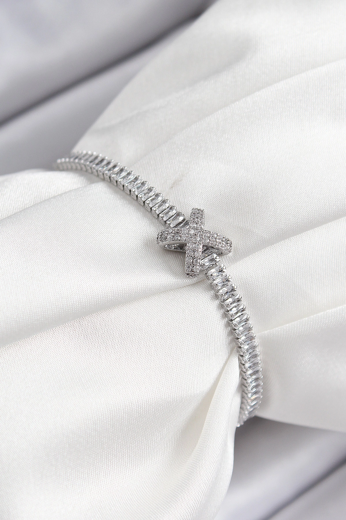 Pirinç Zirkon Taşlı X Detaylı Su Yolu Model Gümüş Renk Asansörlü Kadın Bileklik-0