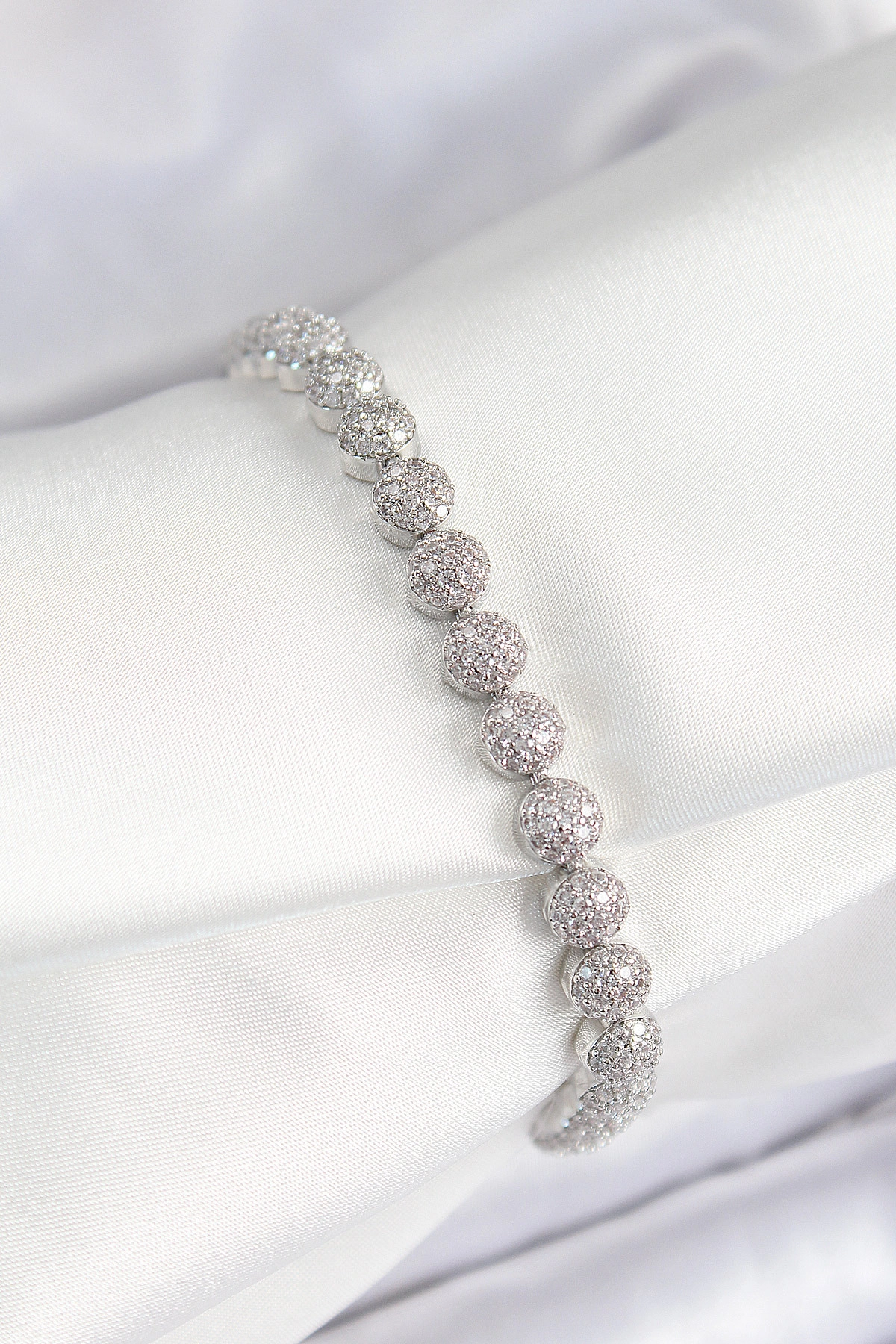 Pirinç Zirkon Taşlı Yarım Topcuk Model Gümüş Renk VIP Seri Kadın Bileklik-0