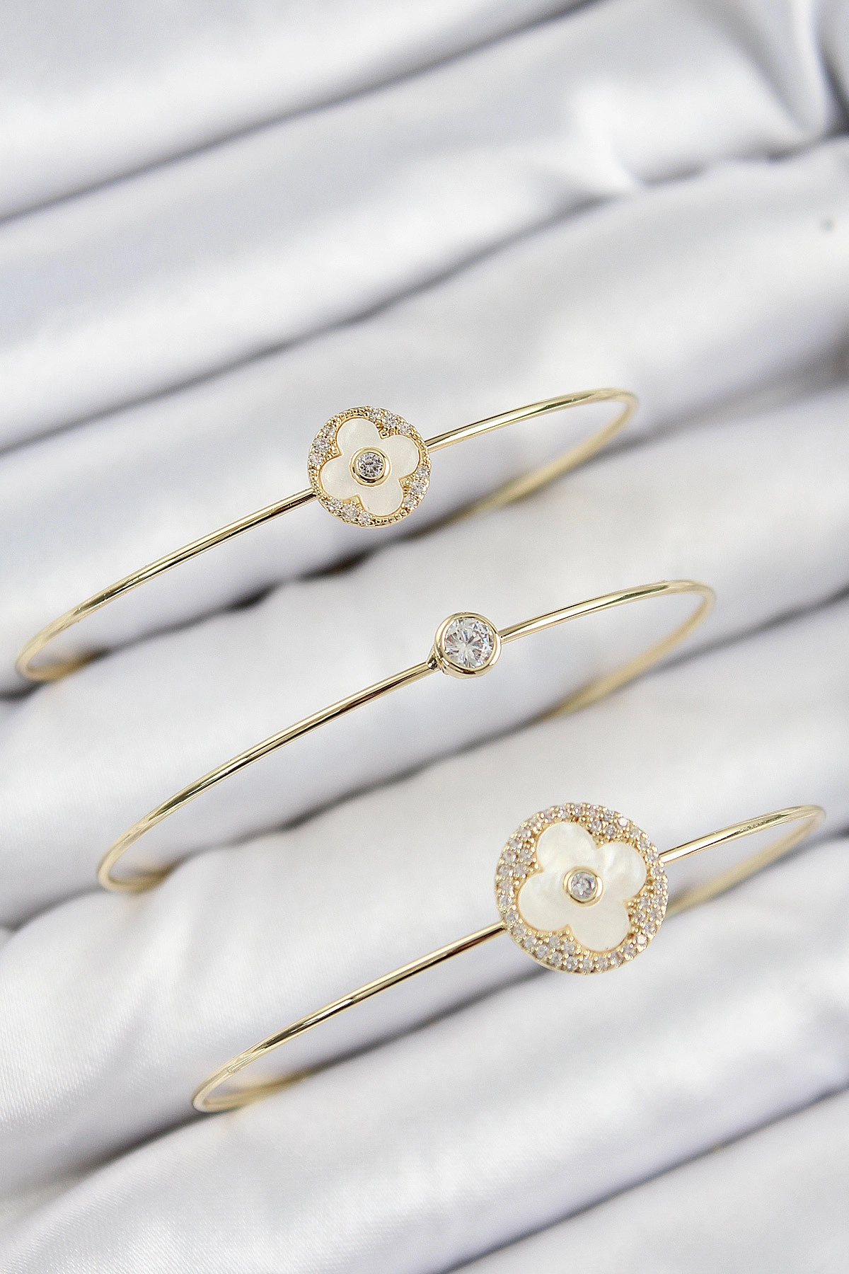 Pirinç Zirkon Taşlı Yonca Model Gold Renk Vip 3'lü Kadın Bileklik-1