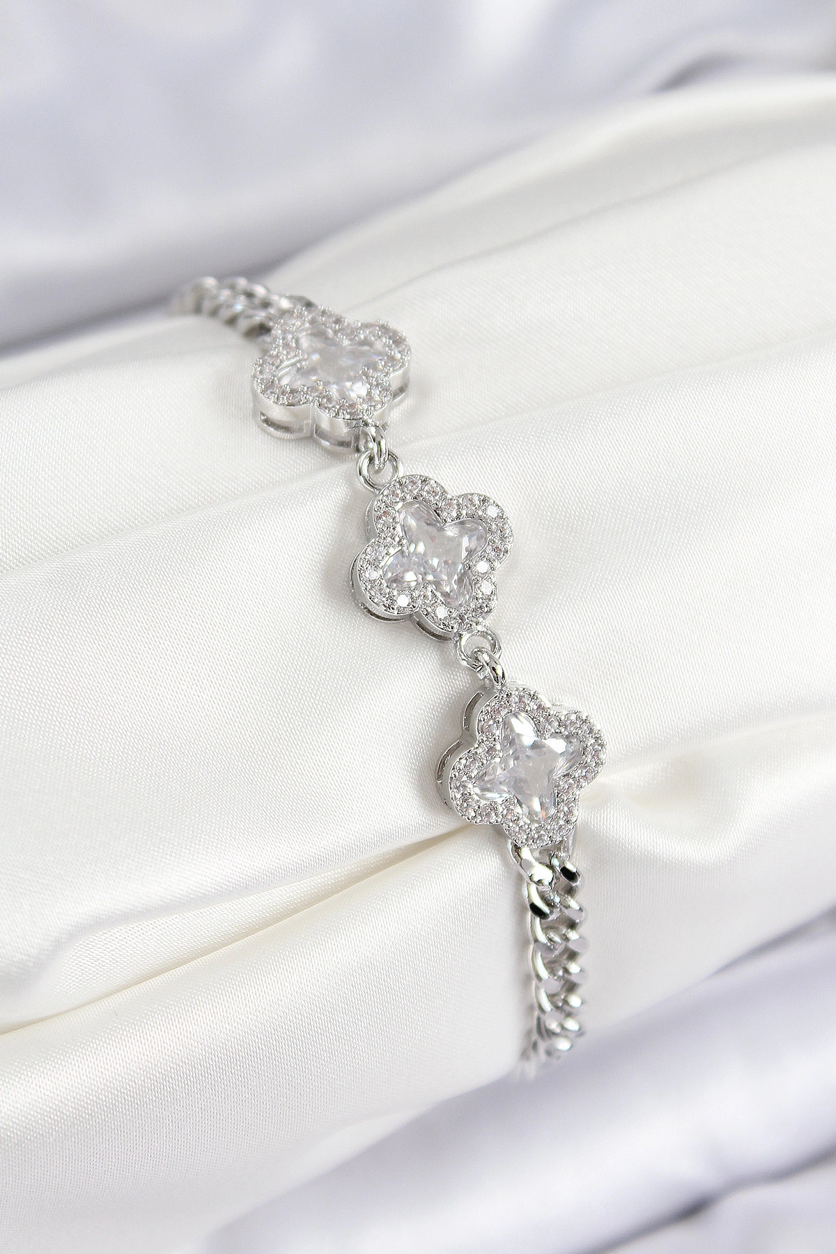 Pirinç Zirkon Taşlı Yonca Model Gümüş Renk Kadın Bileklik-0