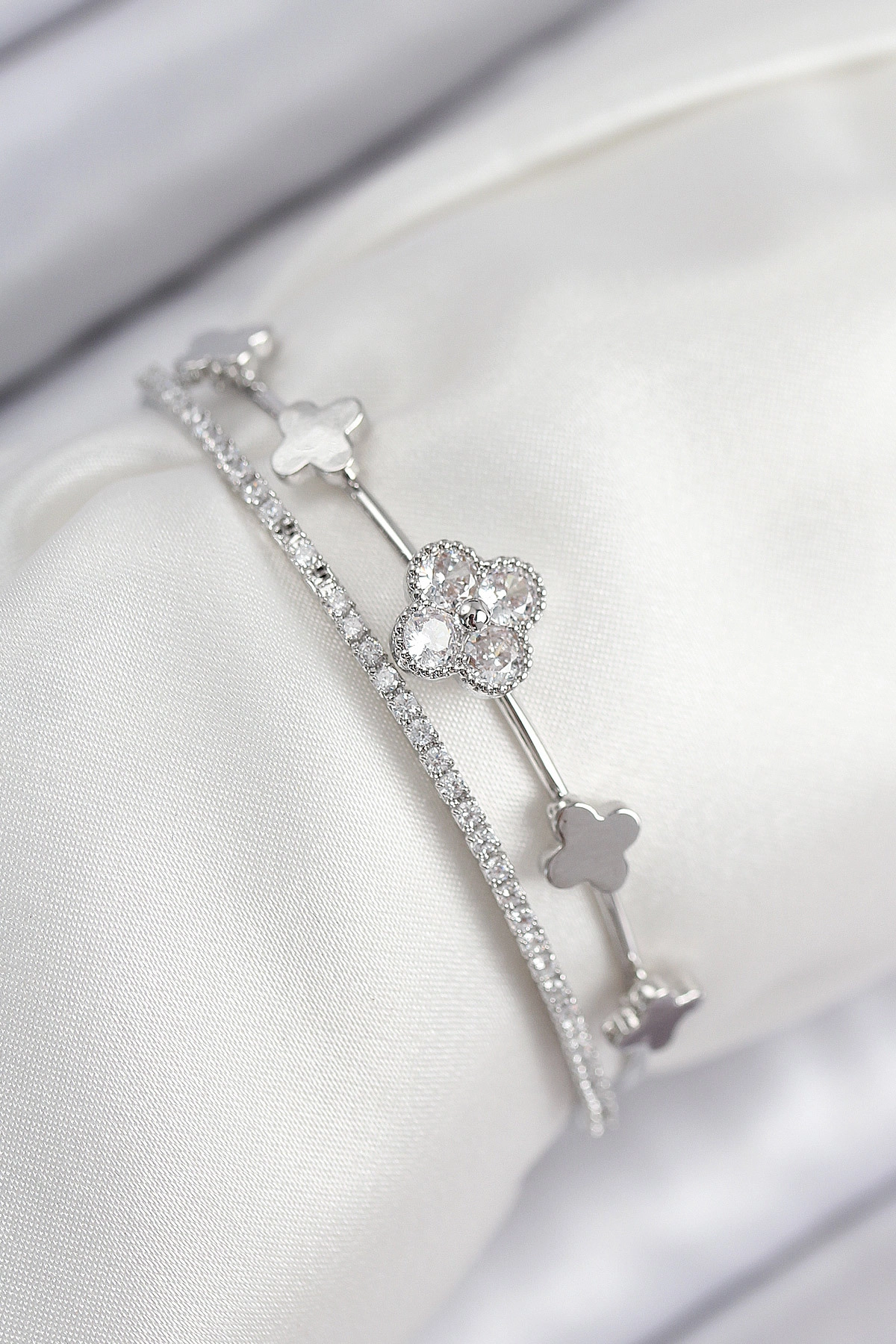 Pirinç Zirkon Taşlı Yonca Model Gümüş Renk Kadın Bileklik-0