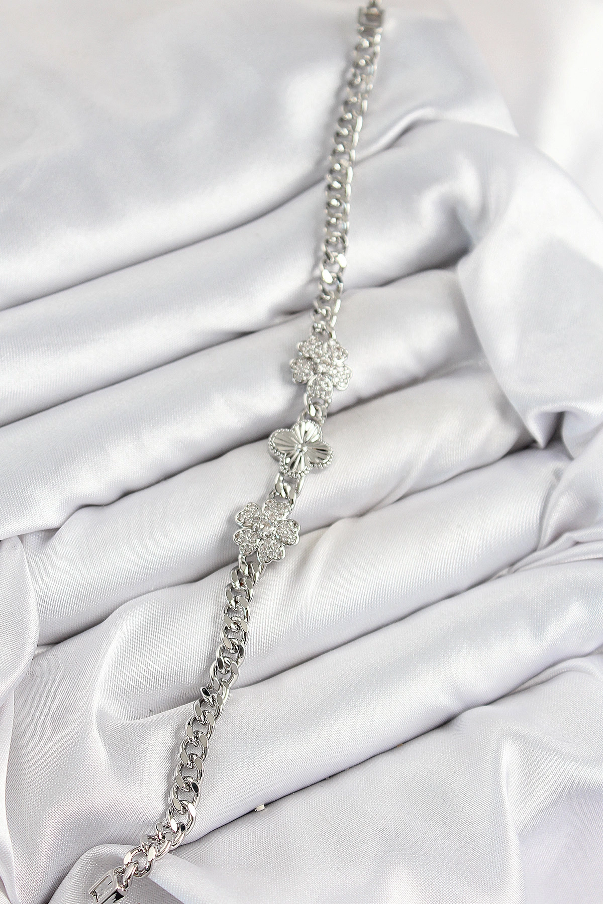 Pirinç Zirkon Taşlı Yonca Model Gümüş Renk Kadın Bileklik-1