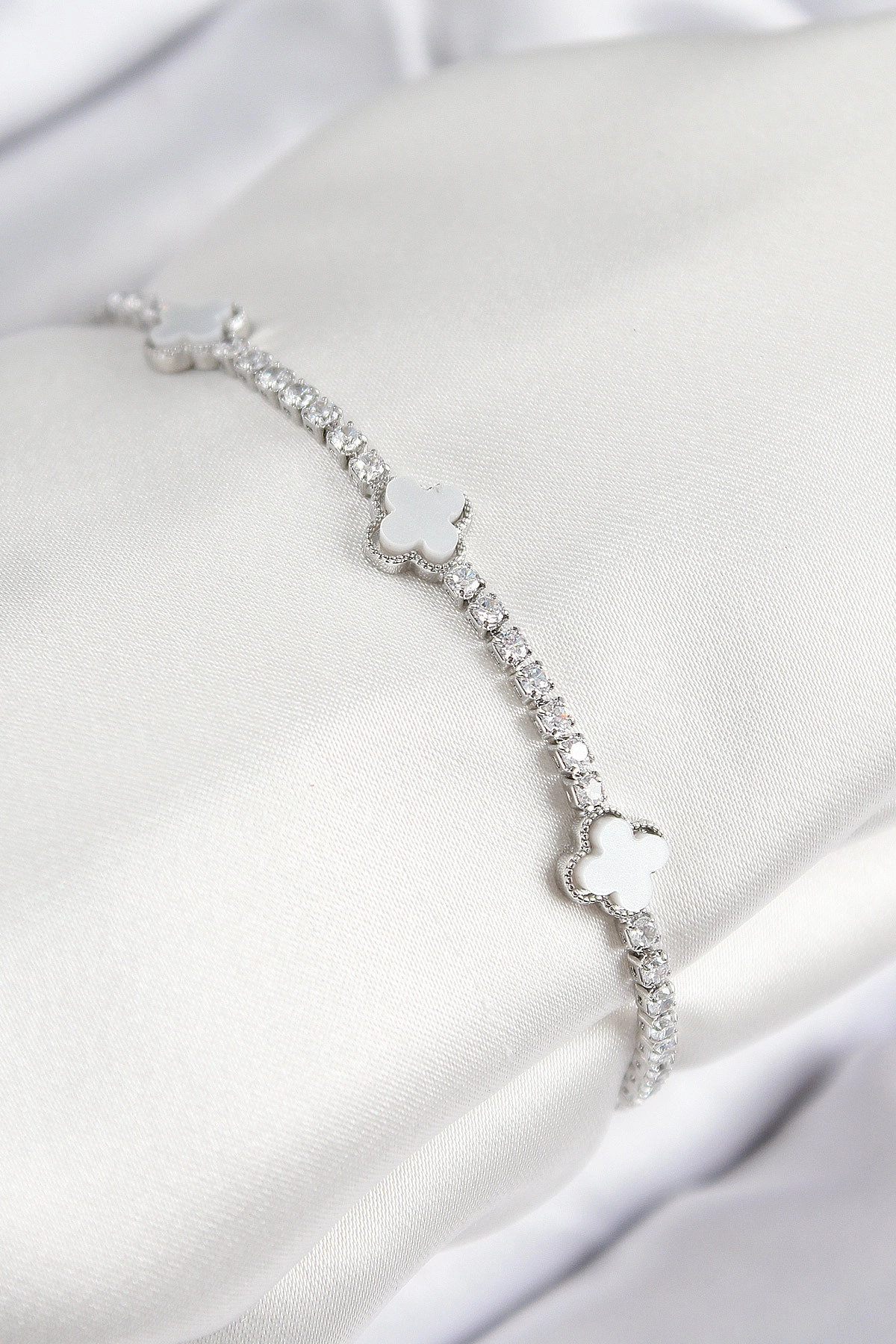 Pirinç Zirkon Taşlı Yonca Model Gümüş Renk Kadın Bileklik-0