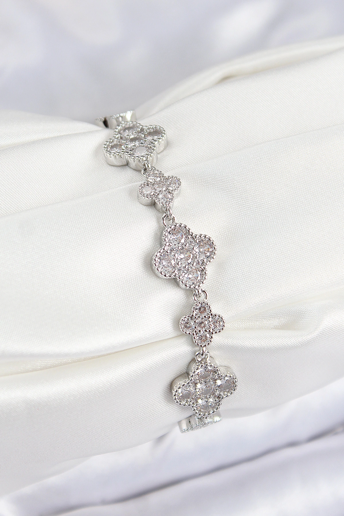 Pirinç Zirkon Taşlı Yonca Model Gümüş Renk VIP Seri Kadın Bileklik-0