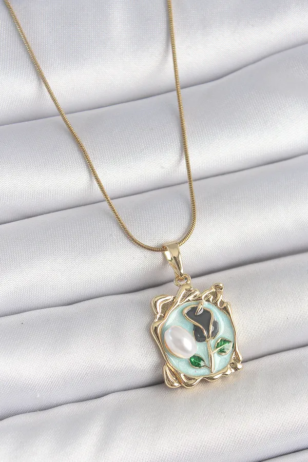 316L Çelik Gold Renk Zincir Mavi Mineli Çiçek İşlemeli İnci Detay Portre Model Kadın Kolye