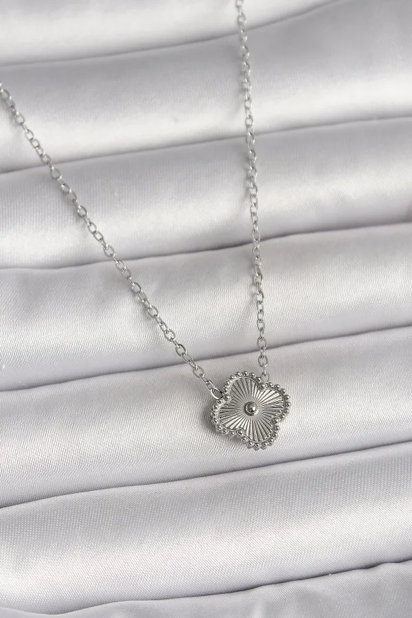 316L Çelik Gümüş Renk İşleme Detaylı Yonca Model Kadın Kolye