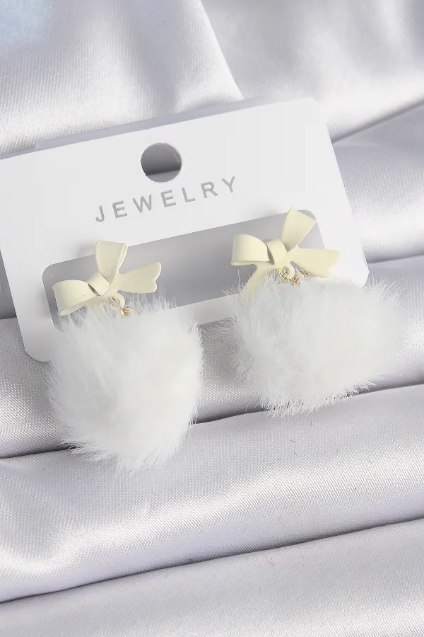 Beyaz Renk Kurdele Tüylü Ponpon Model Kadın Küpe