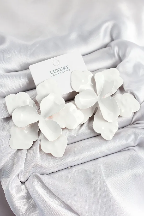 Pirinç Beyaz Çiçek Model Kadın Küpe