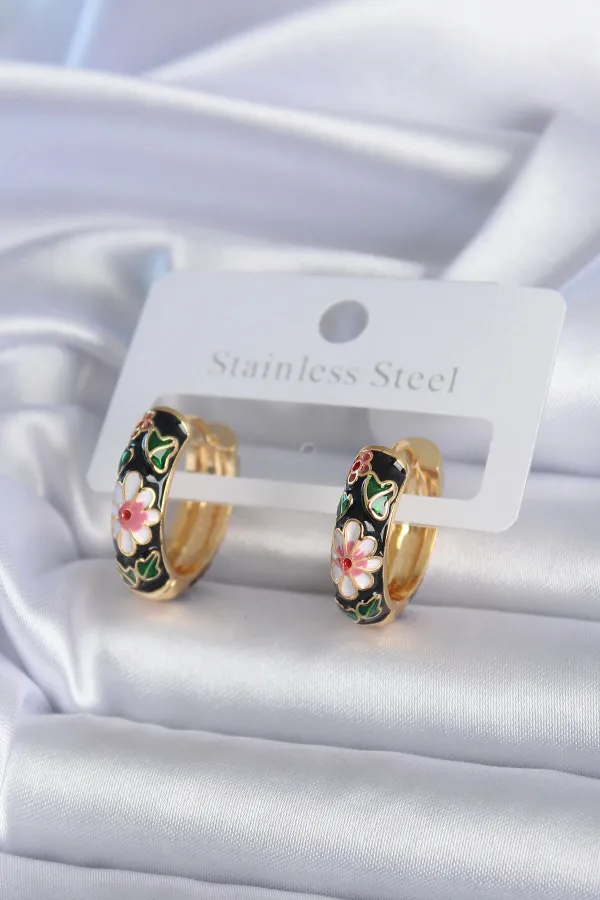 Pirinç Gold Renk Siyah Çiçek İşleme Kadın Küpe