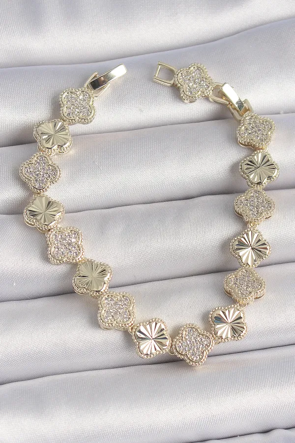Pirinç Gold Renk Zirkon Taşlı İşlemeli Yonca Model VIP Seri Exculusive Kadın Bileklik